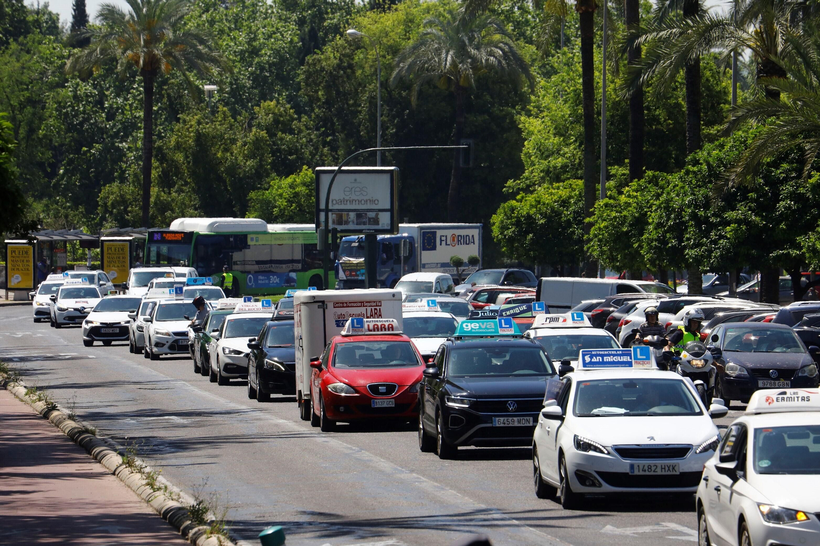 La protesta de las autoescuelas de Córdoba, en imágenes