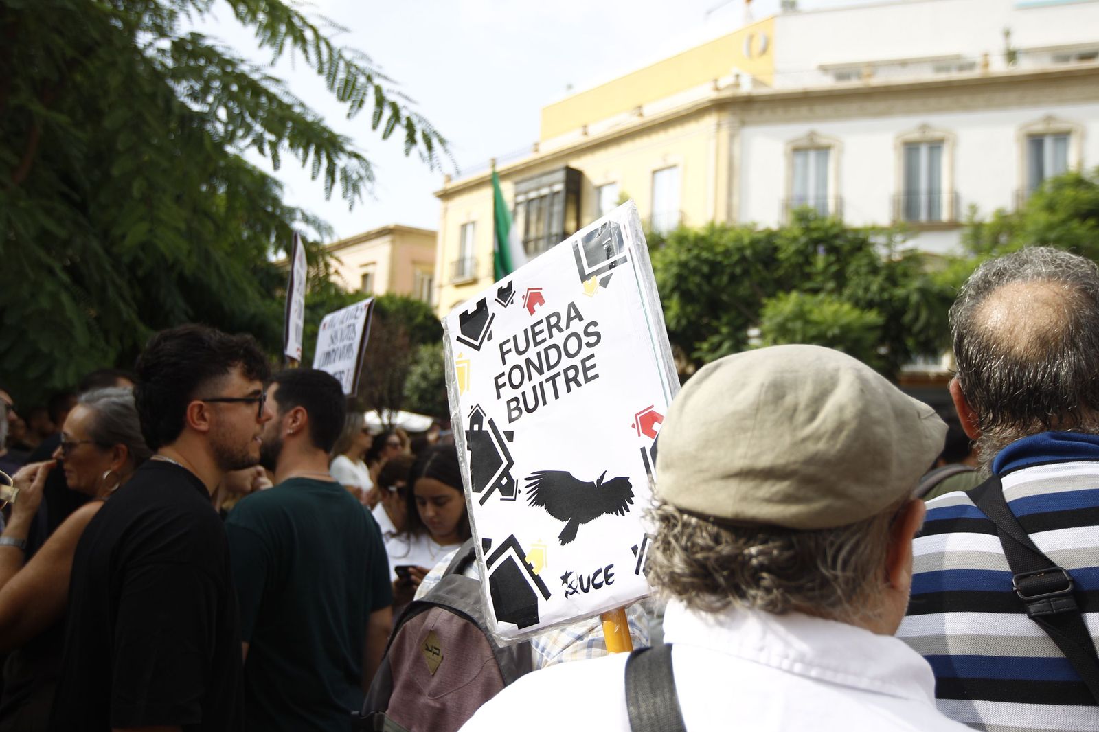 Manifestación en Almería por el derecho a la vivienda, en imágenes