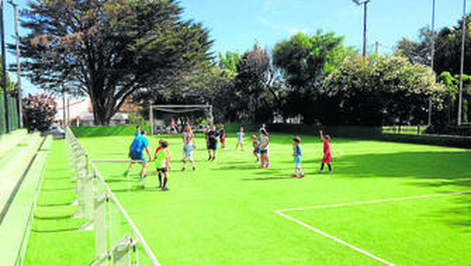 Niños juegan en un cumpleaños en el campo de fútbol del Club de Raqueta La Colina, en Torremolinos.