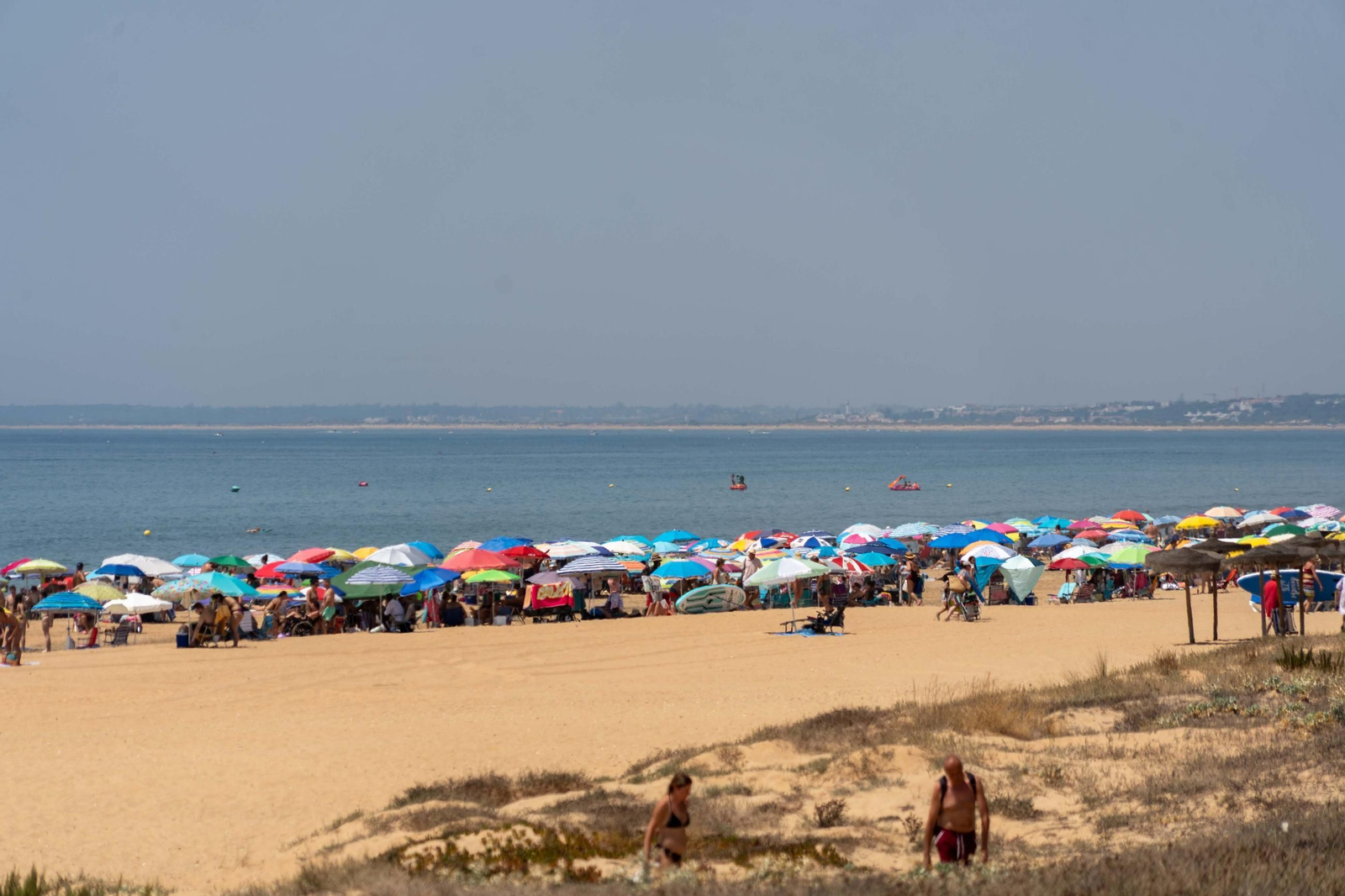 Imágenes de la mañana en las playas de Punta Umbría marcadas por la alerta roja