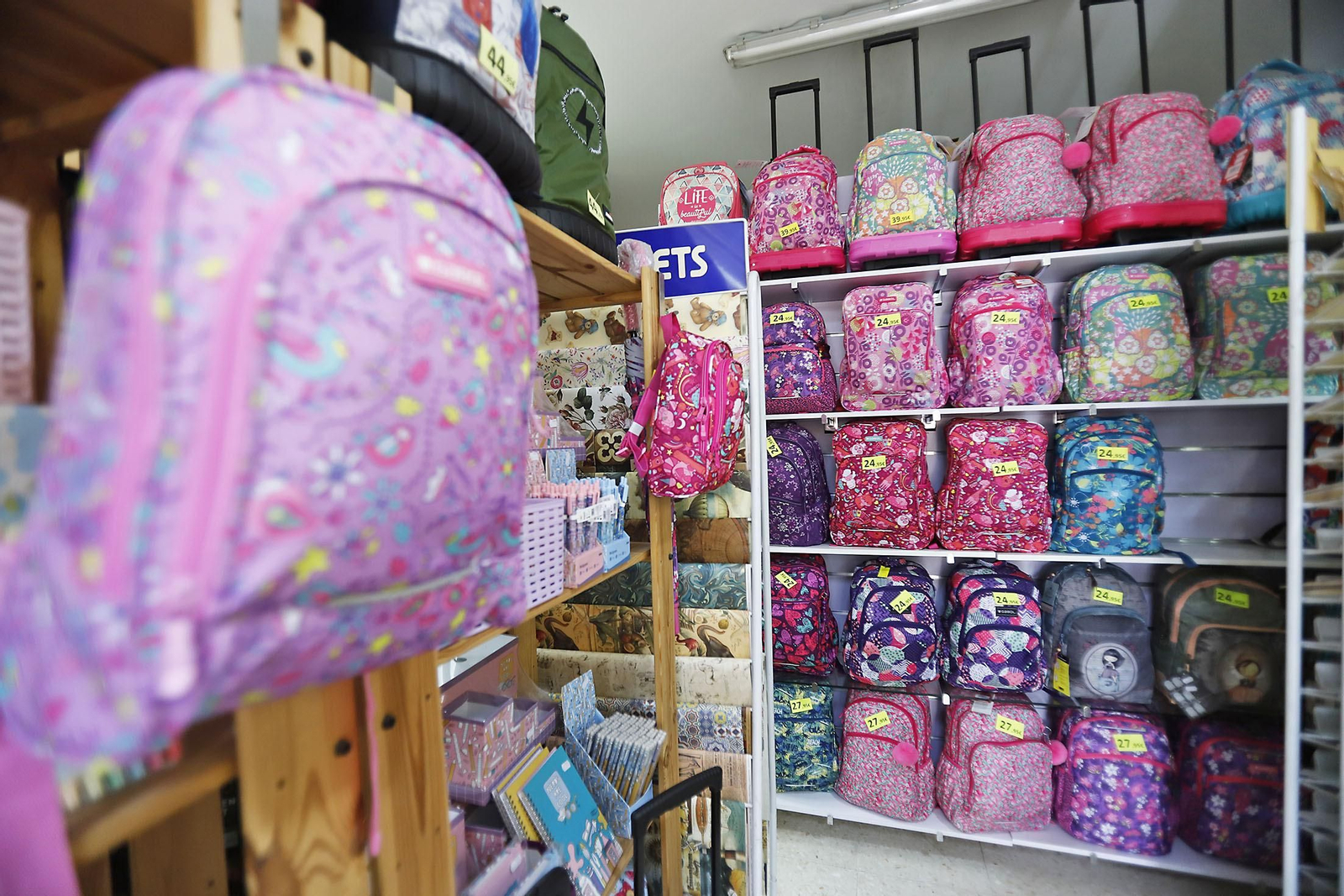 Imágenes de los preparativos del material escolar de la vuelta al cole en Huelva