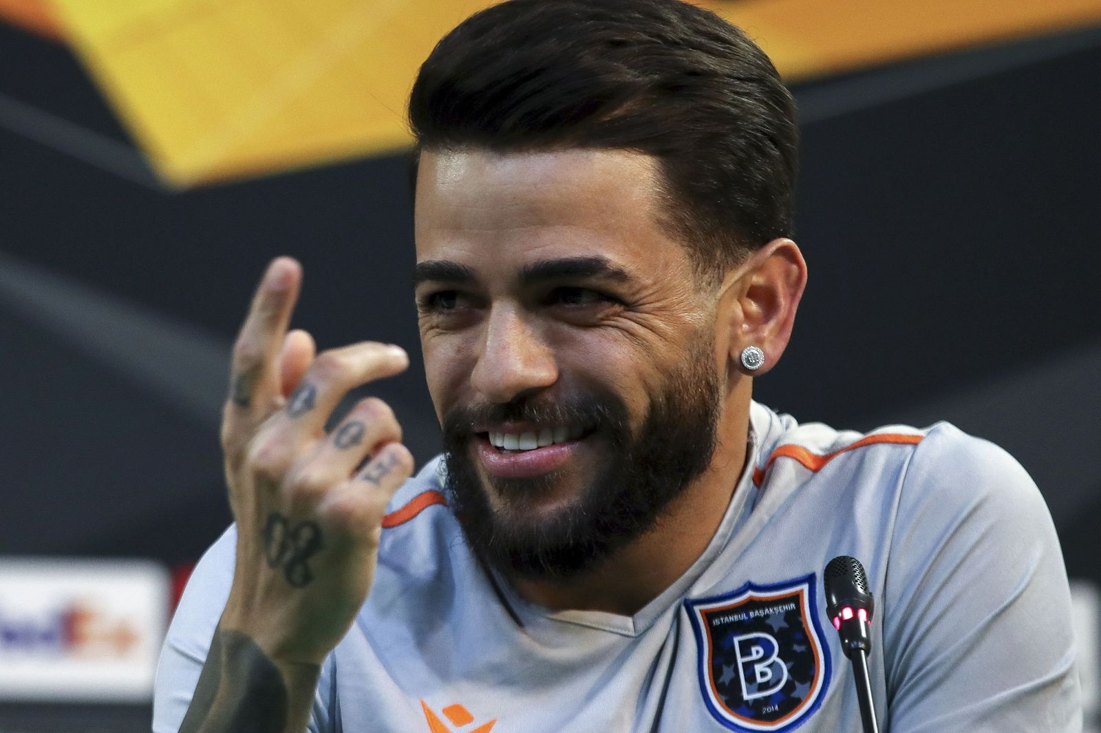 Junior Caiçara, en una rueda de prensa de la UEFA con el Basaksehir.