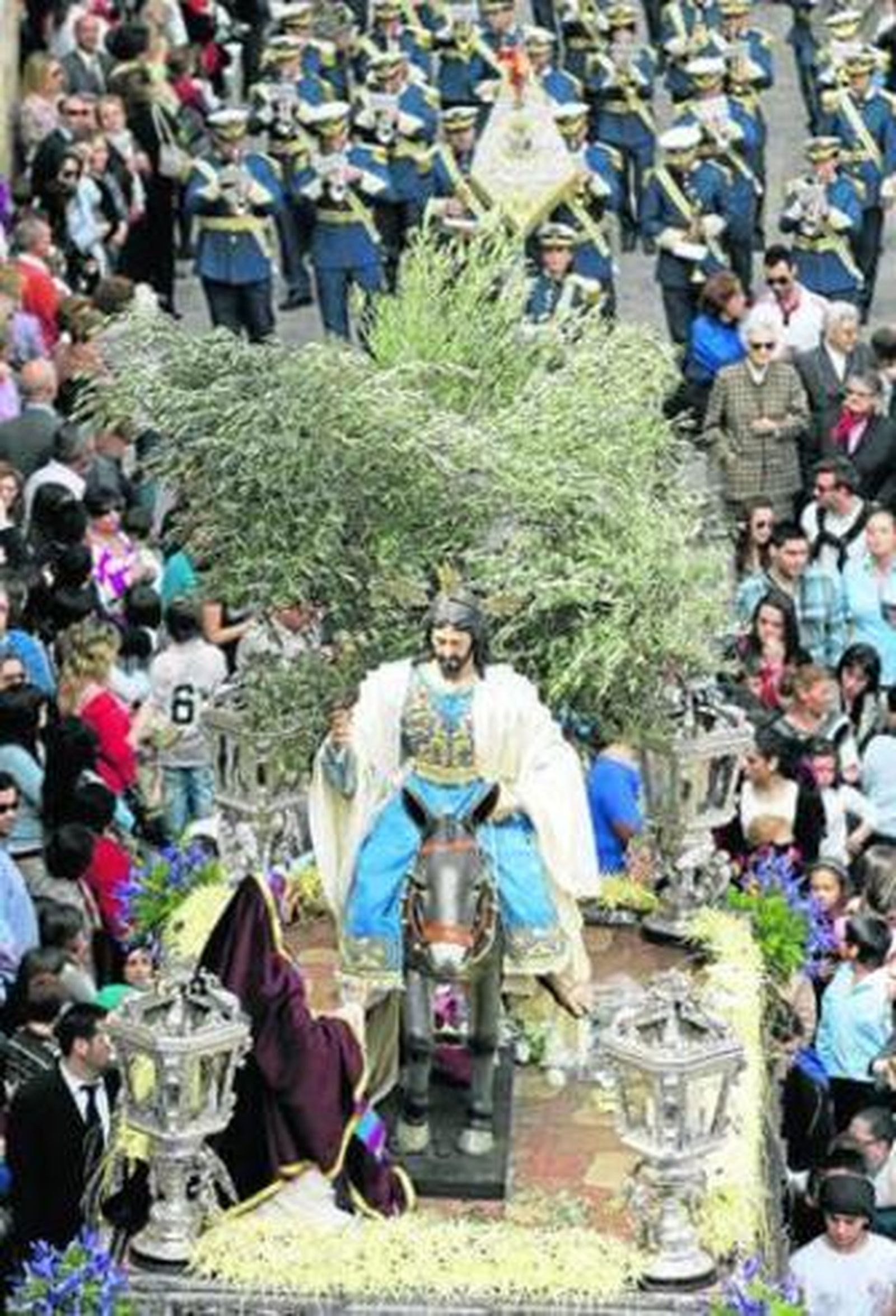 La Borriquita, con una nueva imagen sobre el paso, recorre la Plaza de la Catedral entre la multitud.