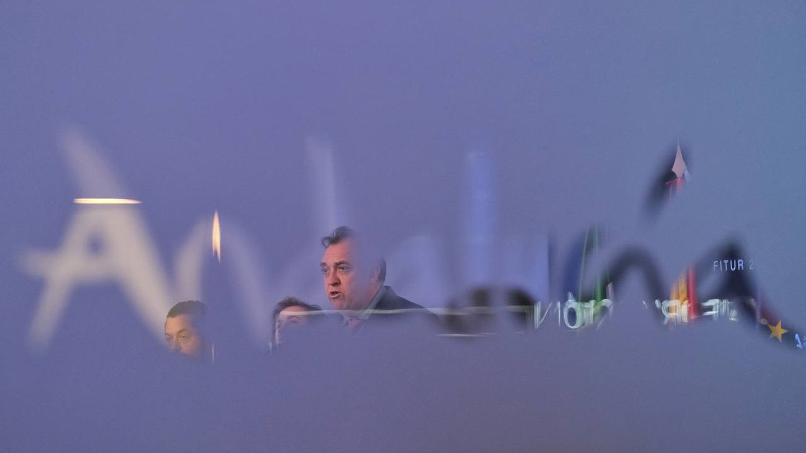 El consejero, de fondo tras una cristalera con el nombre de Andalucía.