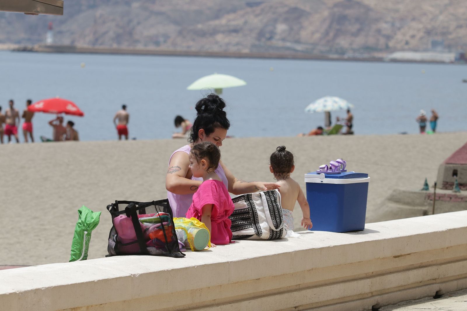 Una madre arregla a sus hijas tras darse un baño en la playa de El Zapillo