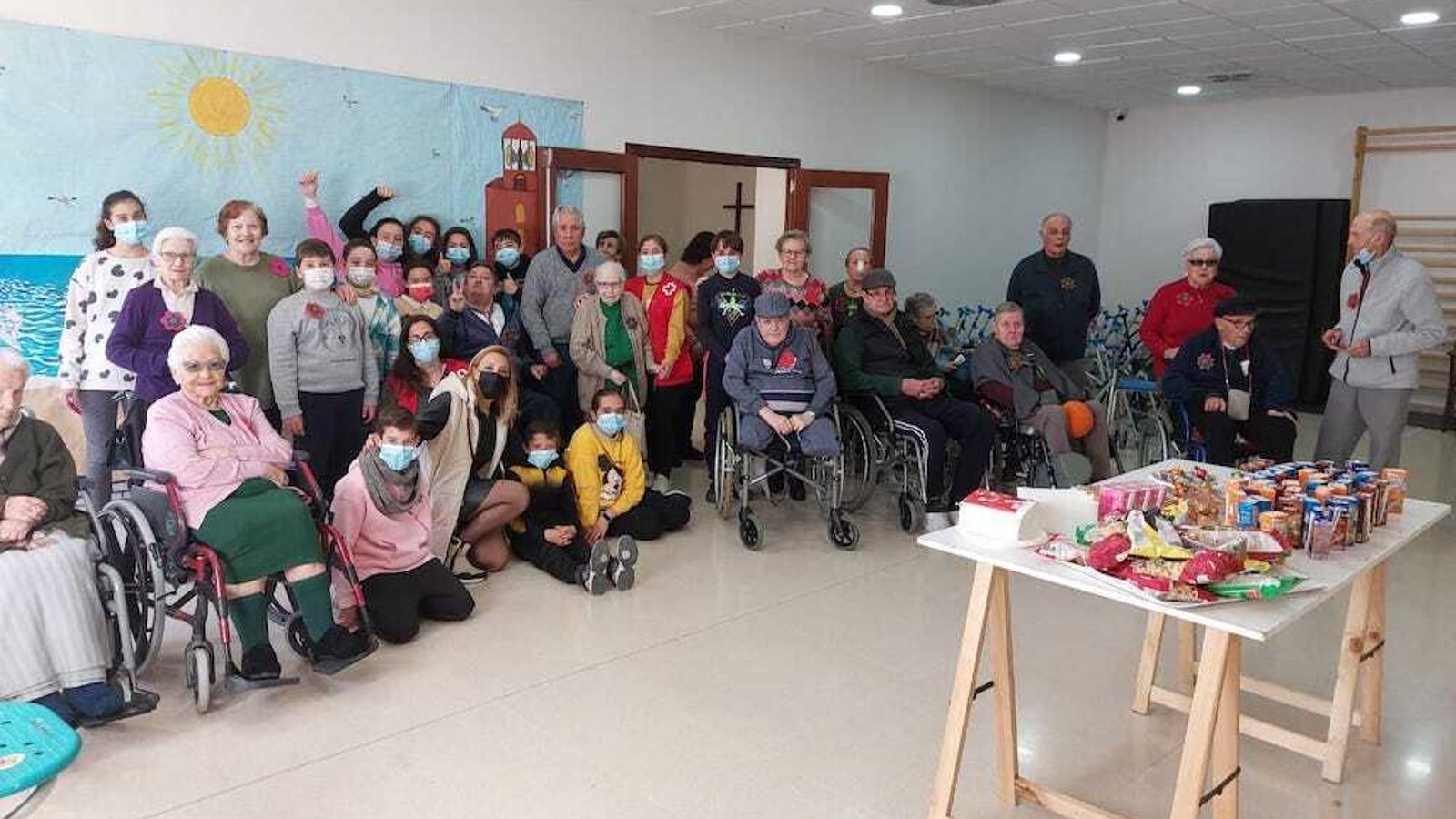 Foto de familia de todos los participantes en la actividad.