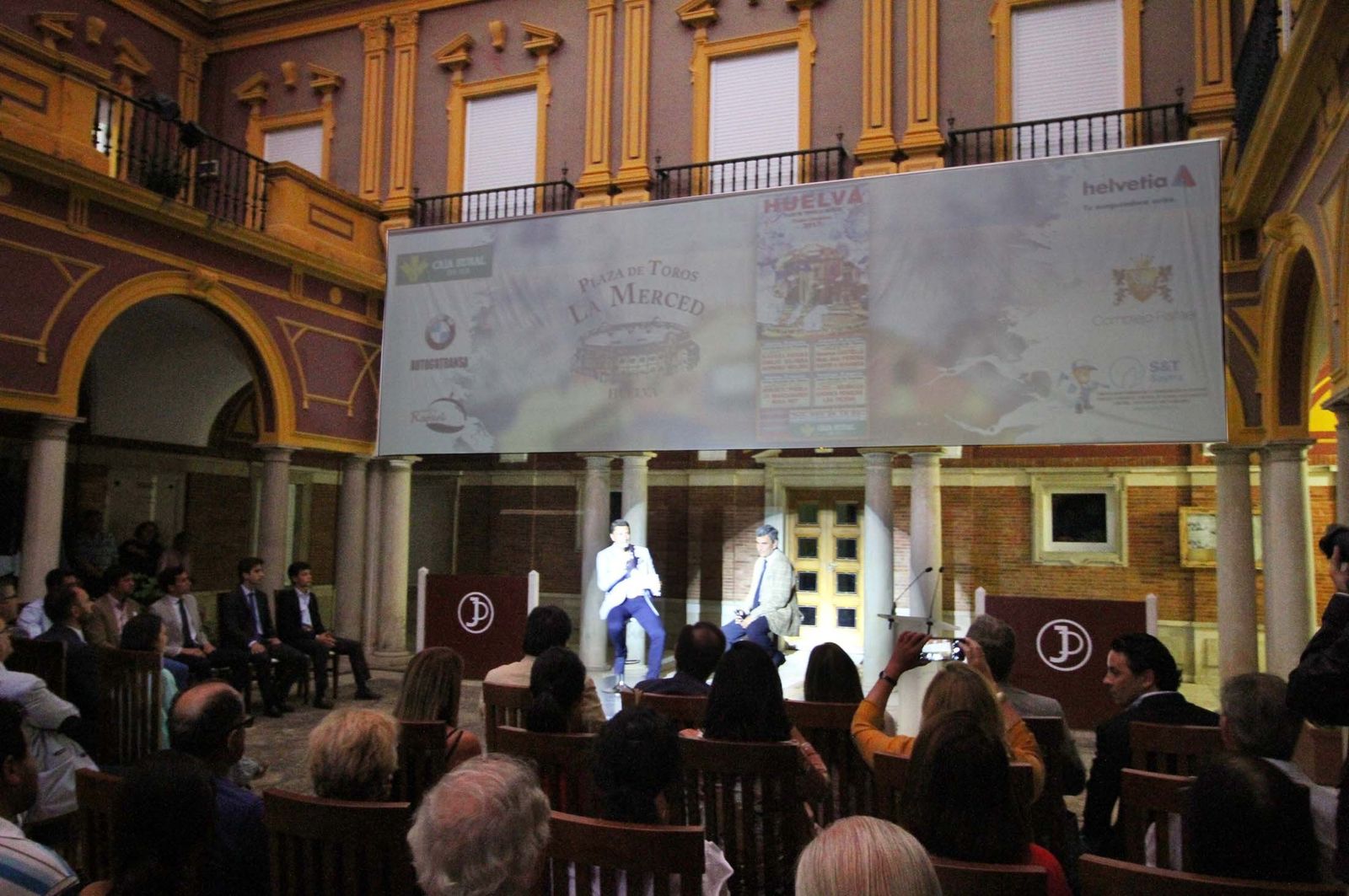 El empresario Carlos Pereda fue el encargado de desgranar para el numeroso público asistente todas las claves de los carteles que conforman el abono de Colombinas.