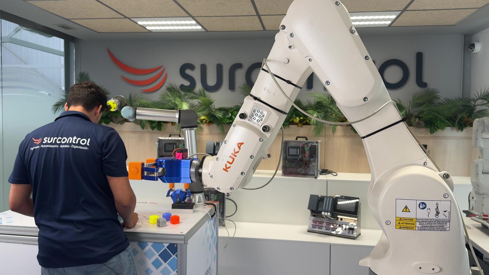 Un técnico de Surcontrol trabaja con robots y kits de automatización