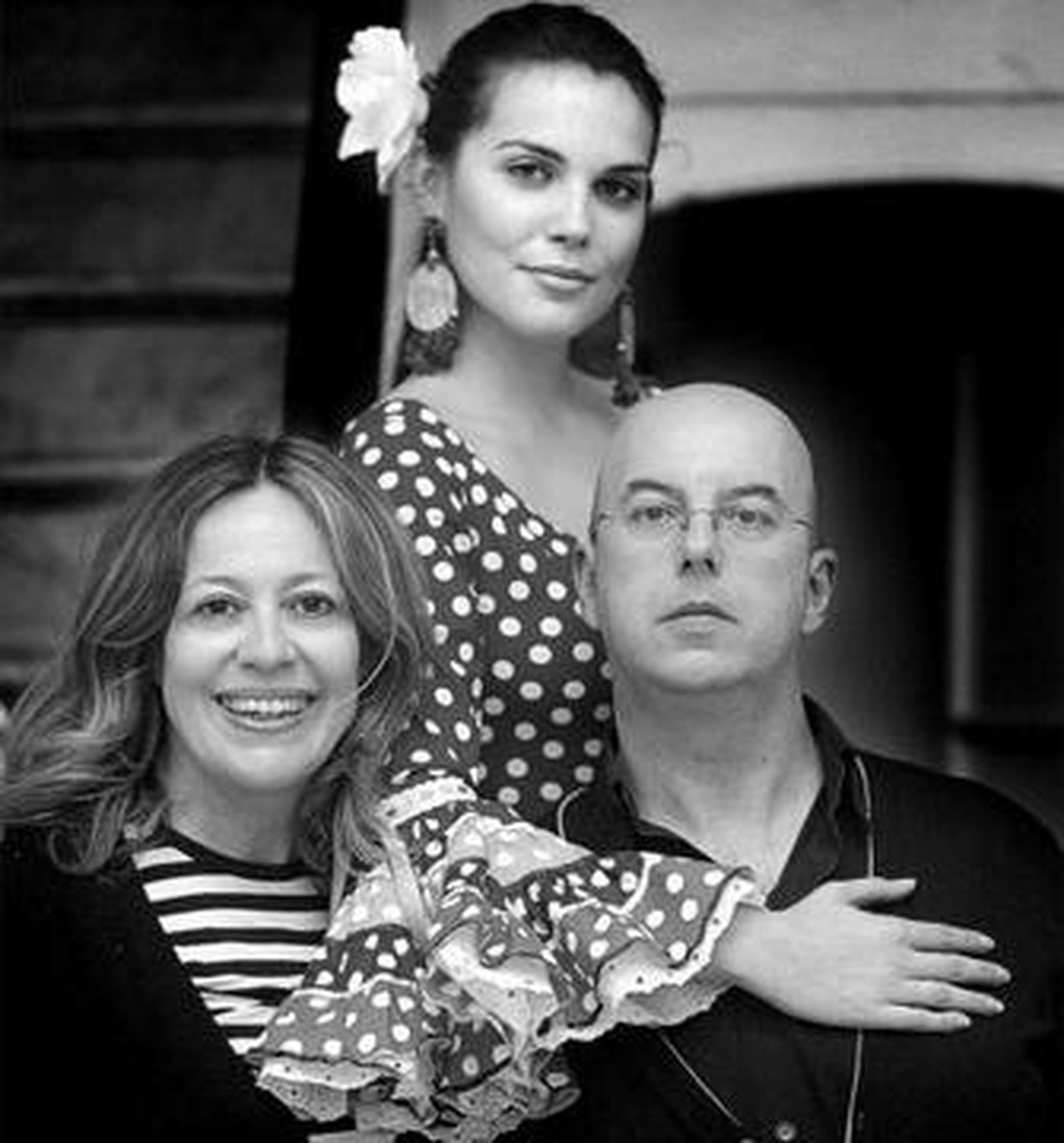 Una de las modelos entre los diseñadores Teresa Torres y Javier Cosano.