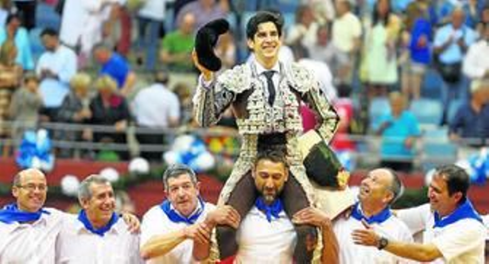 López Simón, camino de la puerta grande del coso de Illumbe.