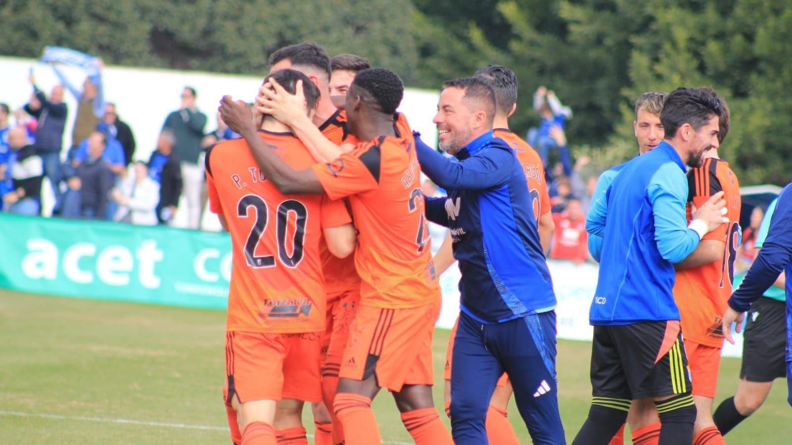 Los xerecistras abrazan a Nané tras hacer el empate. Los xerecistras abrazan a Nané tras hacer el empate.