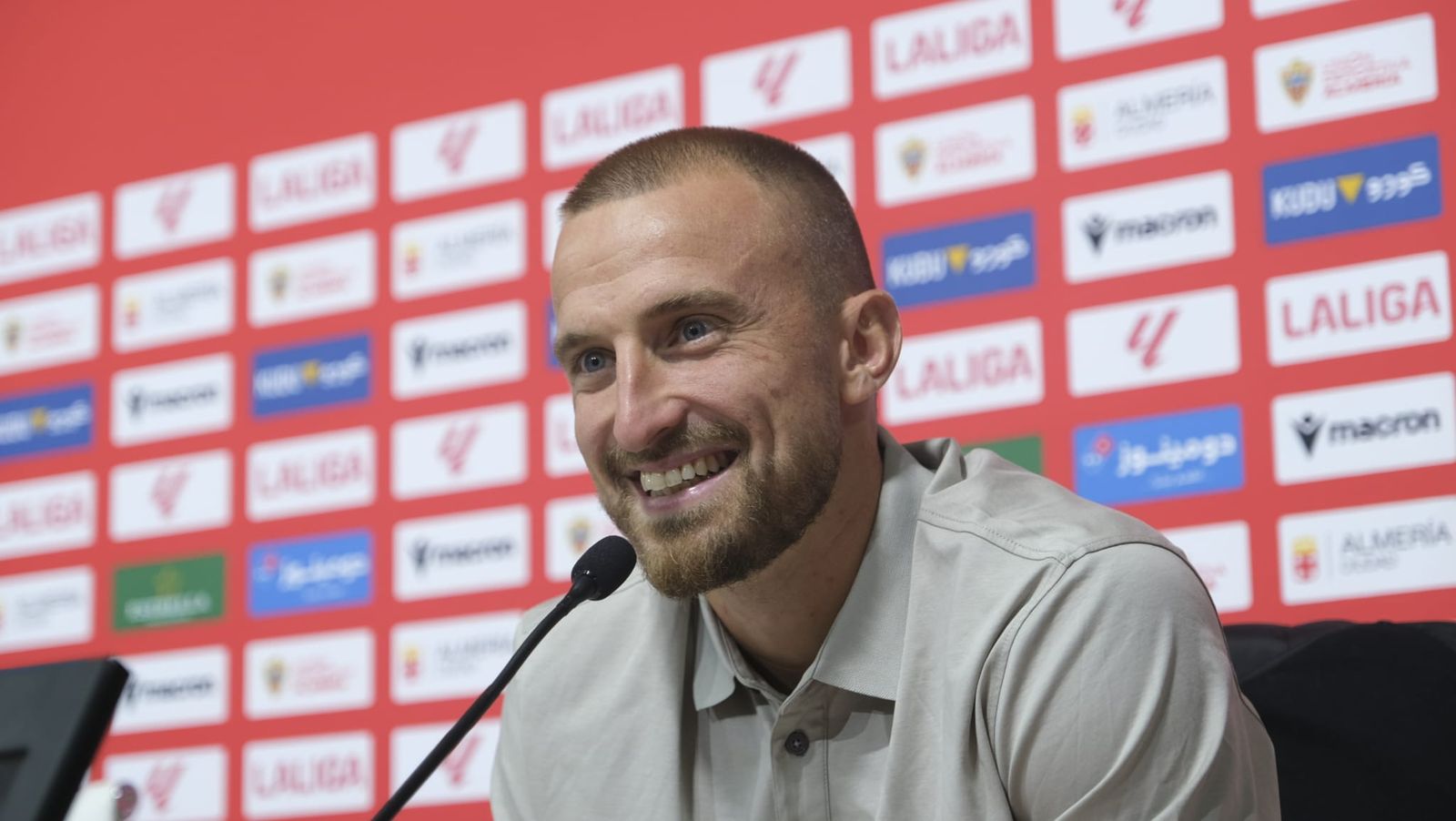 Rodrigo Ely, en su presentación como nuevo jugador de la Unión Deportiva Almería.