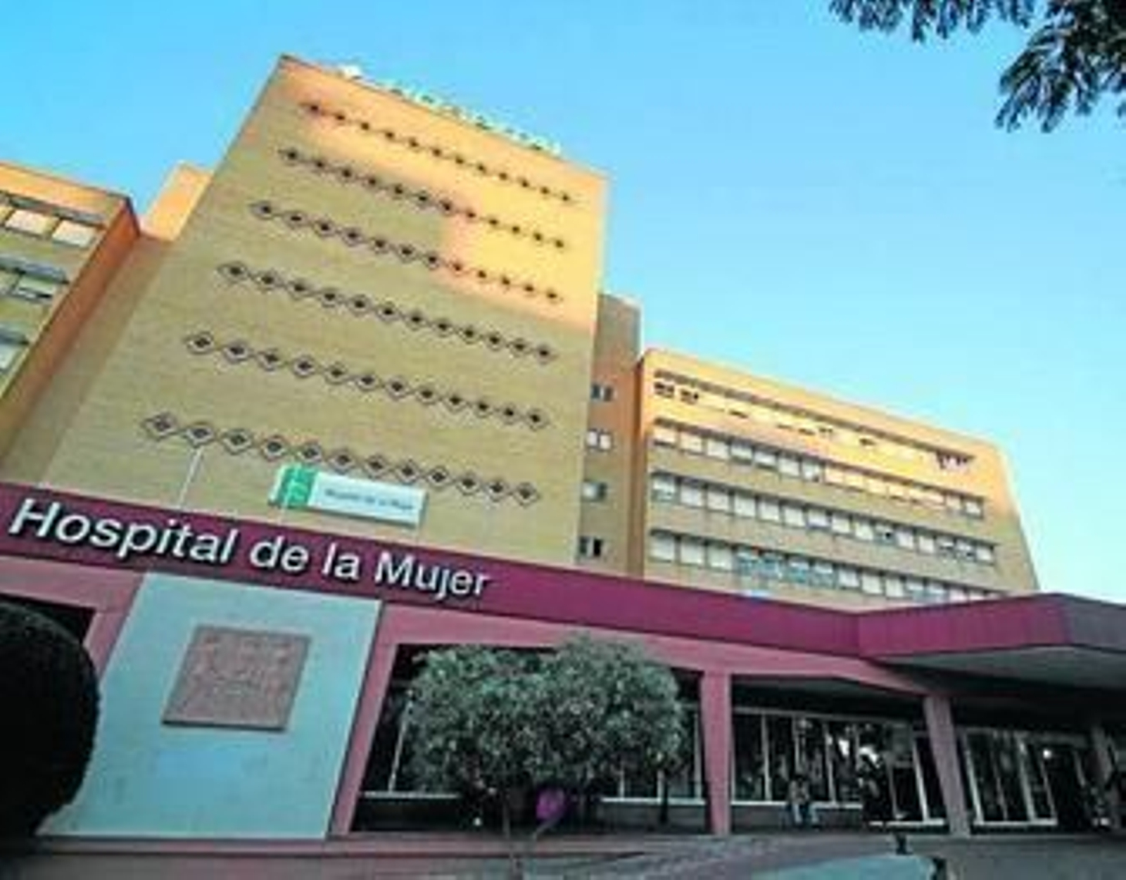 Fachada y acceso al Hospital de la Mujer Virgen del Rocío.