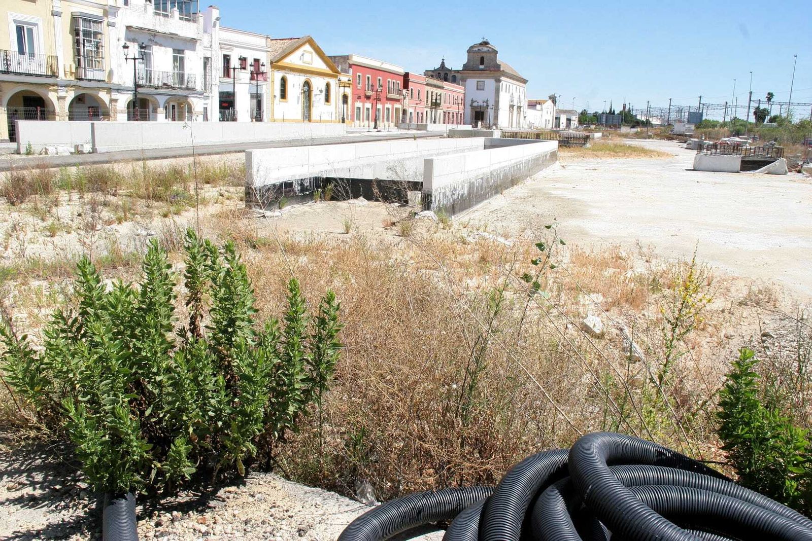 Una imagen del abandono que presentan las obras del parking de Pozos Dulces.
