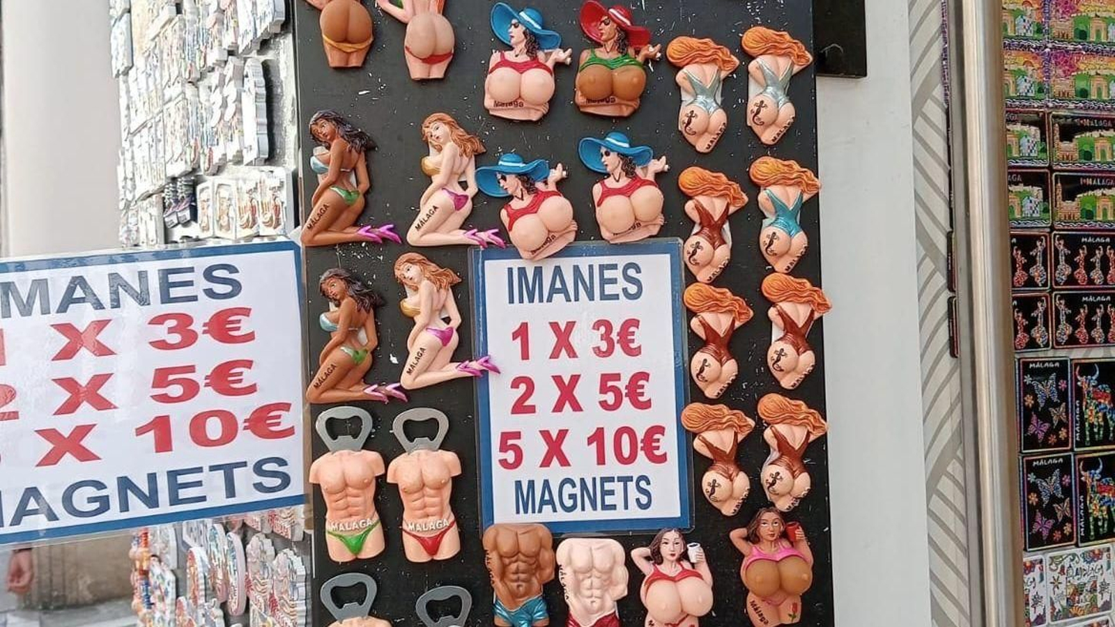 Varios de los imanes expuestos en el exterior del negocio