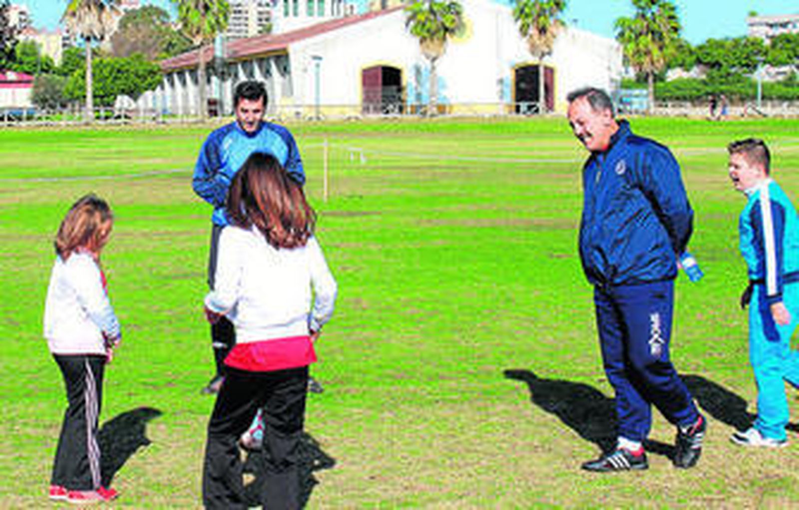 Carlos Orúe, en el entrenamiento de ayer en la Pradera junto a Edu Villegas y los niños de los Marianistas.