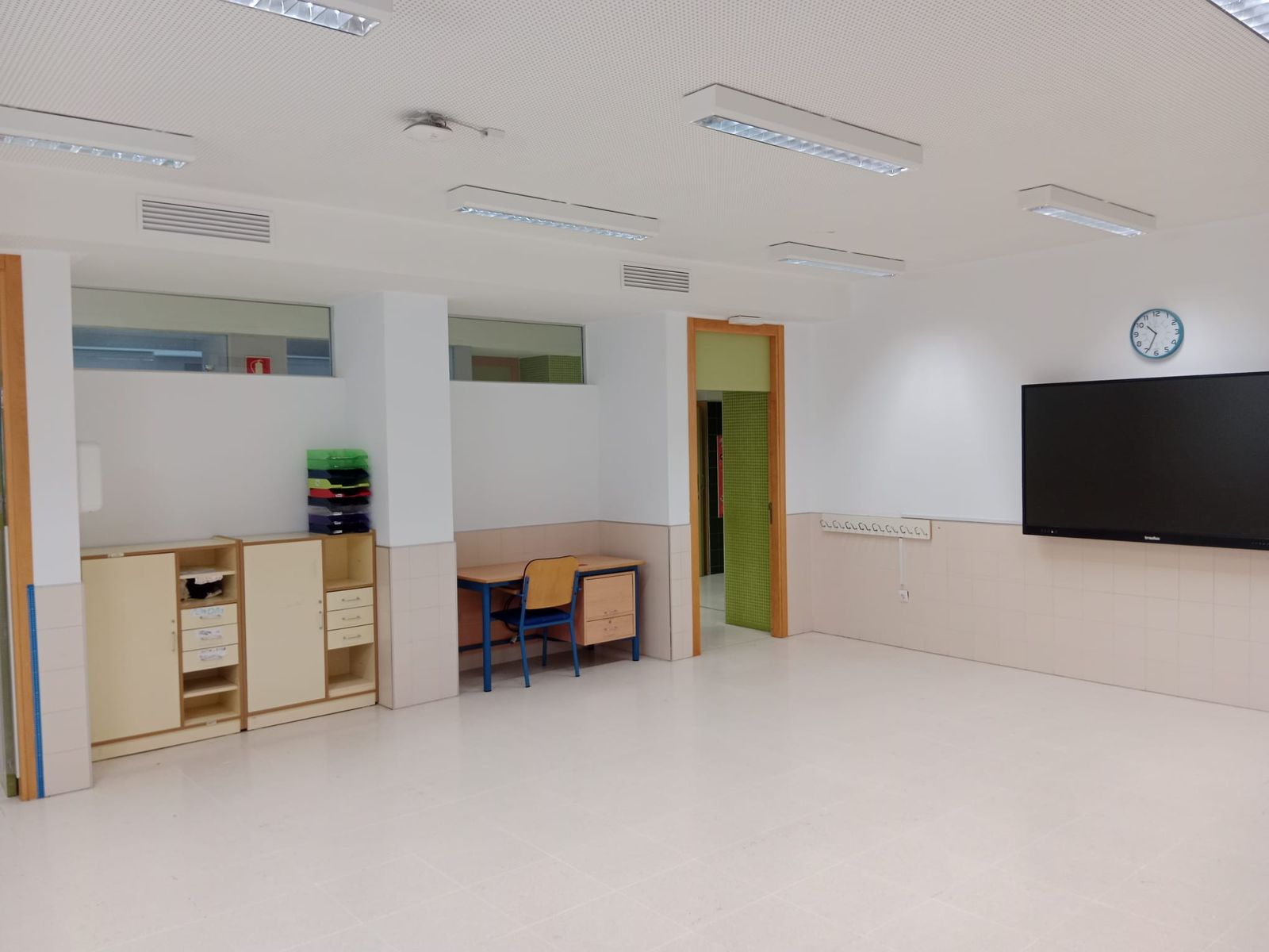 Trabajos de pintura en el CEIP Clara Campoamor.