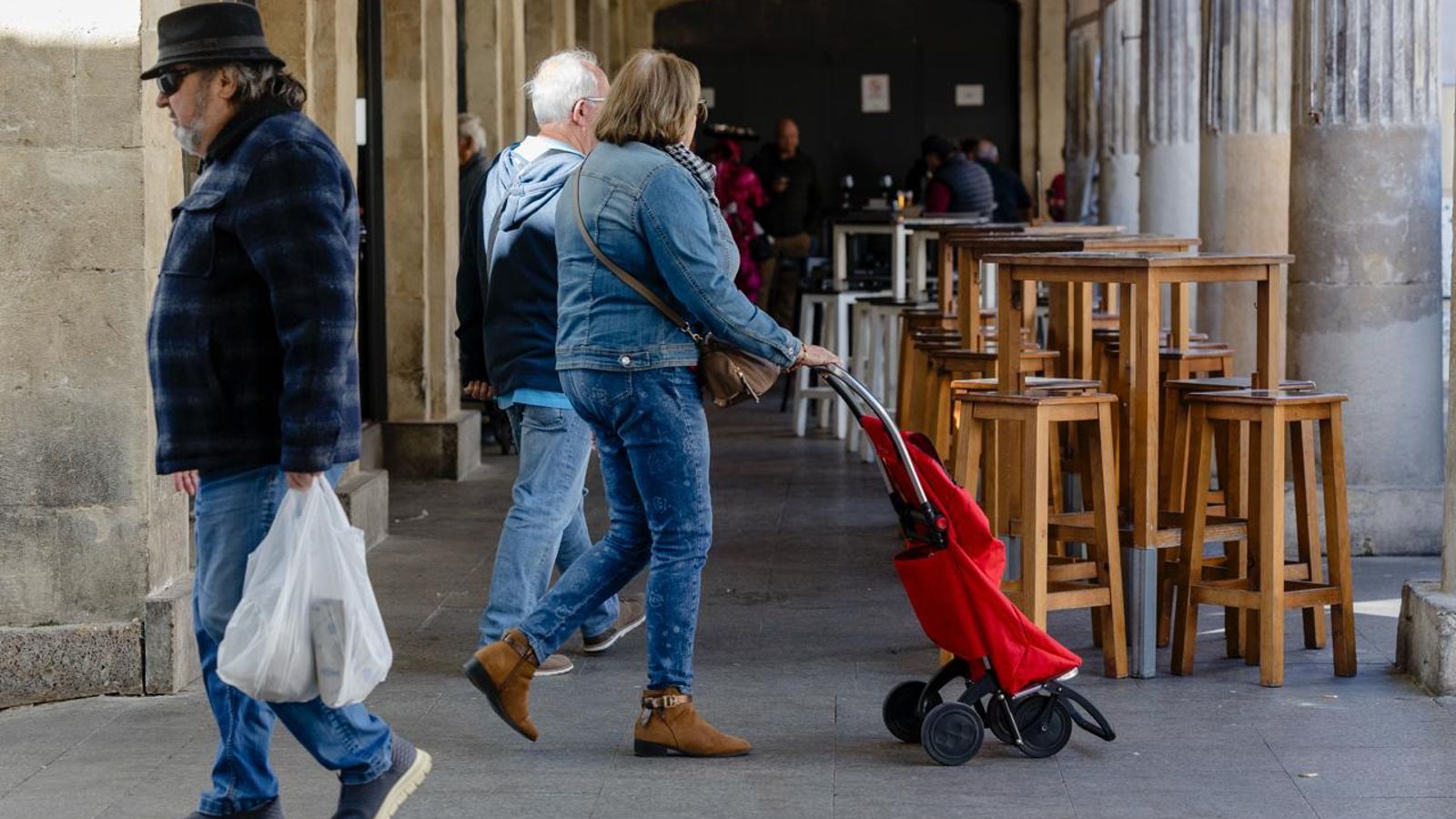 Ciudadanos ususarios del Mercado Central pasan pro la zona del rincón gastronómico.