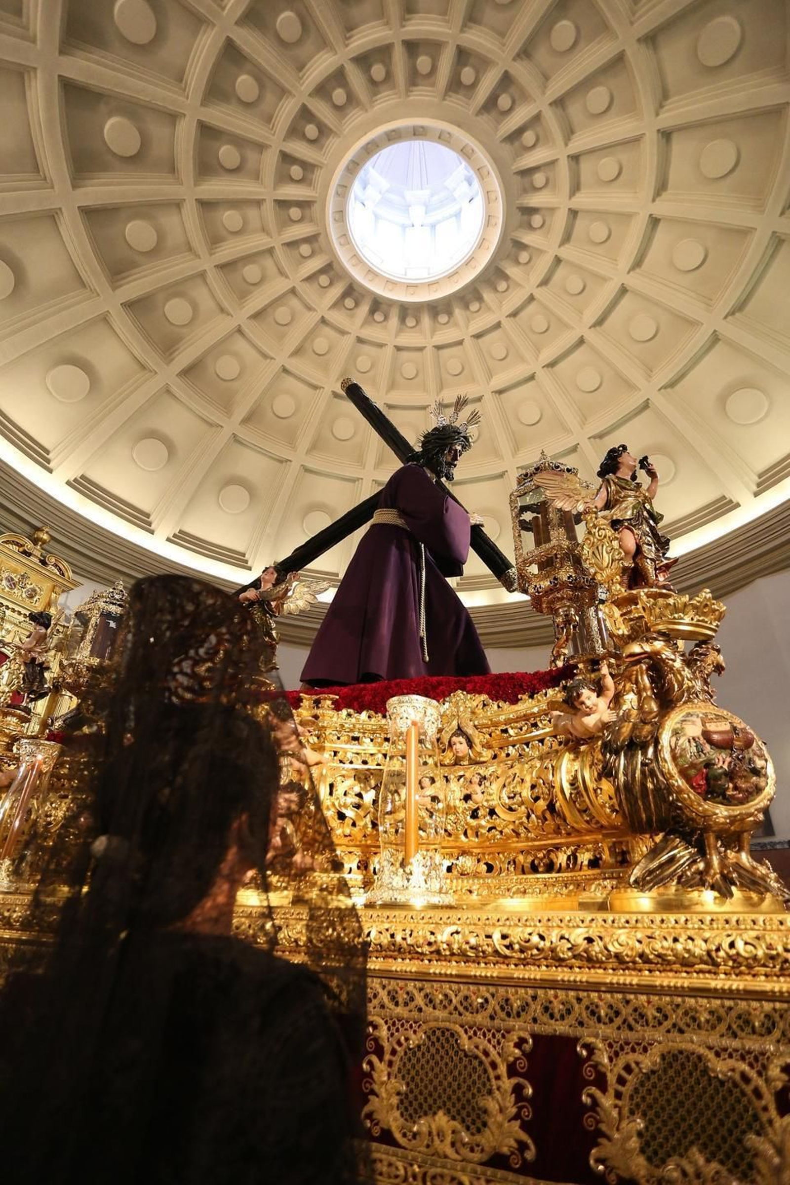 Visita a la basílica del Gran Poder en la mañana del Jueves Santo.