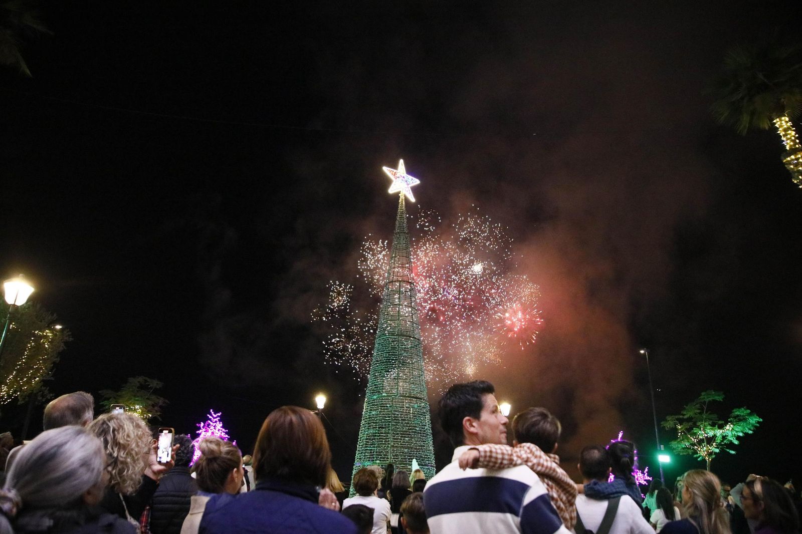 Las imágenes del encendido de la iluminación navideña en el Hospital Torrecárdenas de Almería