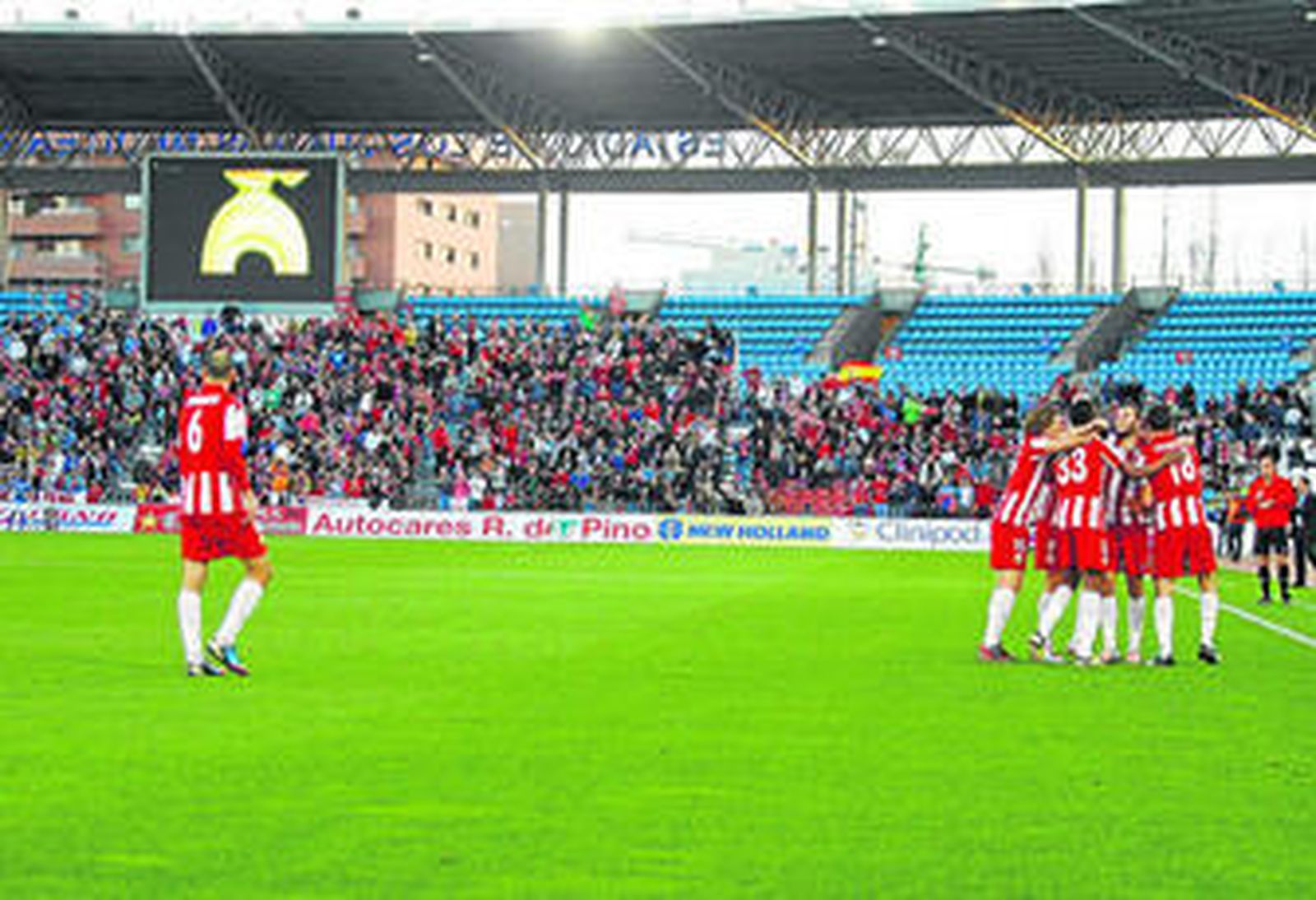 Fernando Soriano observa la piña que hacen sus compañeros para celebrar el 2-1 obra de Charles.