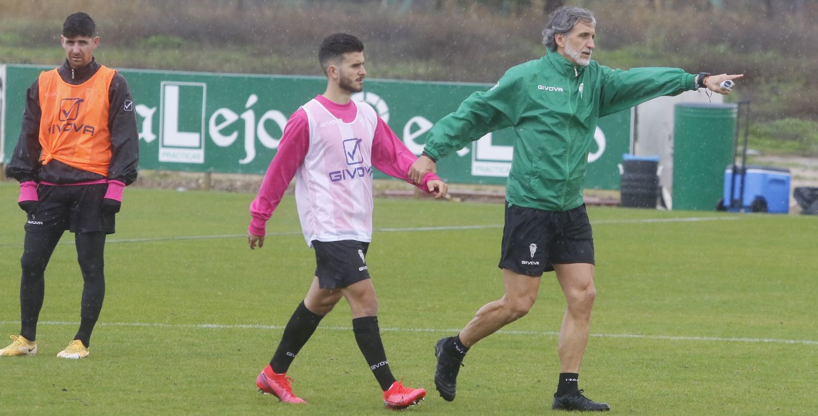 Alfaro coloca a Alberto Salido para hacer un ejercicio en la Ciudad Deportiva.