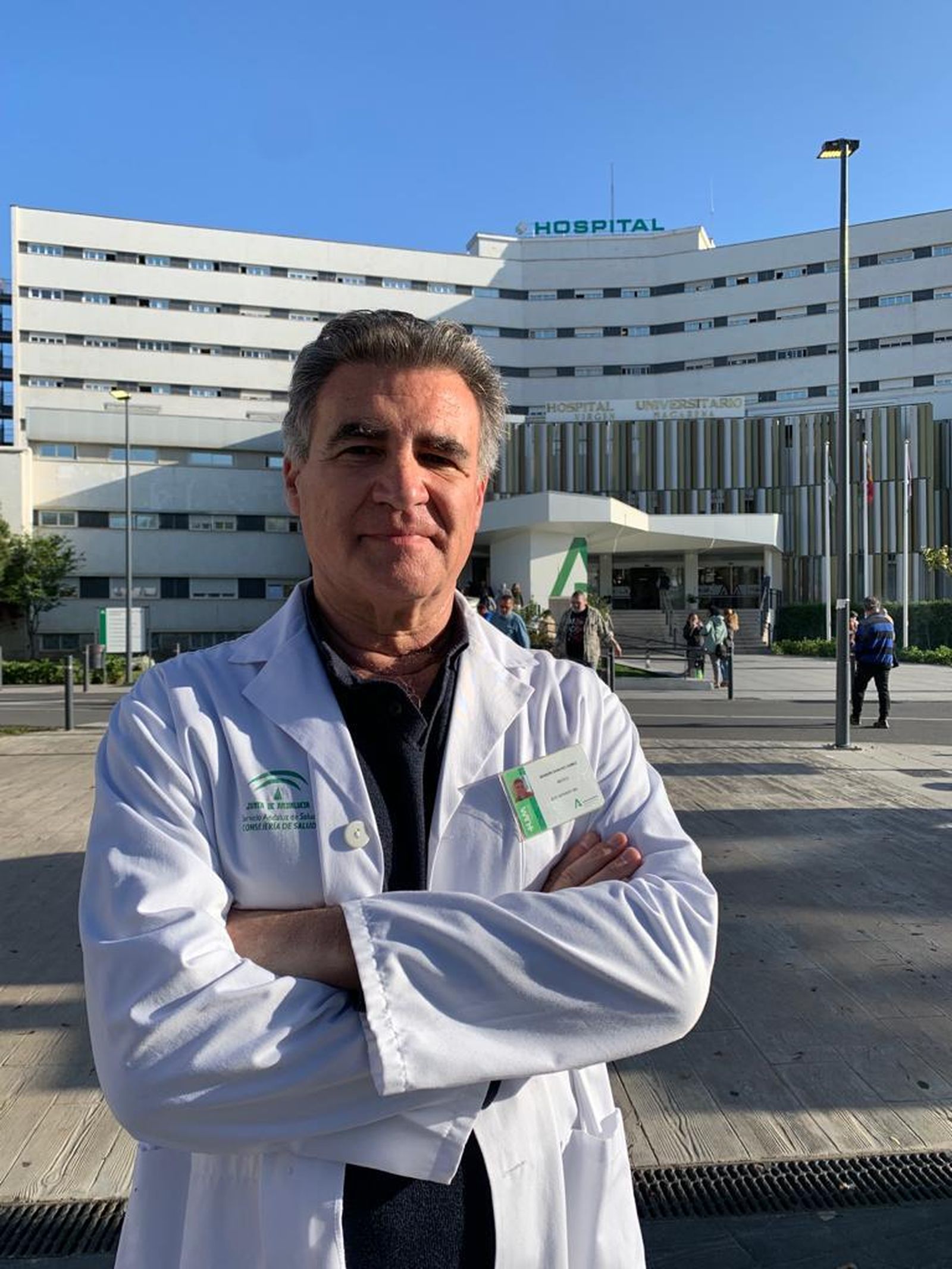 El doctor Serafín Sánchez, con el Hospital Virgen Macarena, de fondo.
