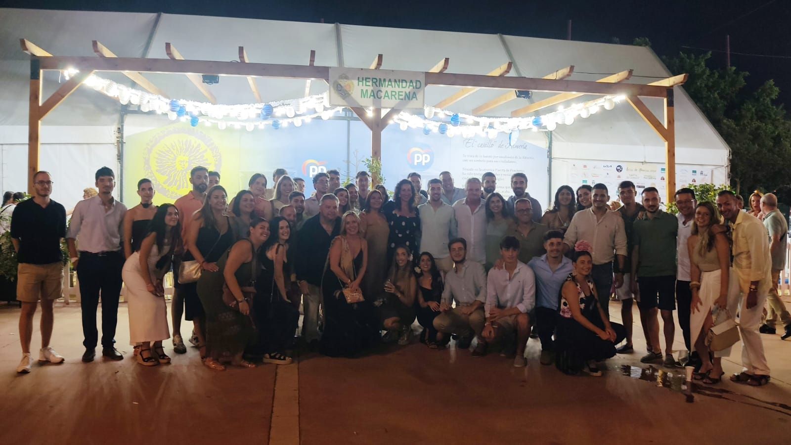 Foto de familia de NNGG en la caseta El Cañillo de la Feria de Almería.