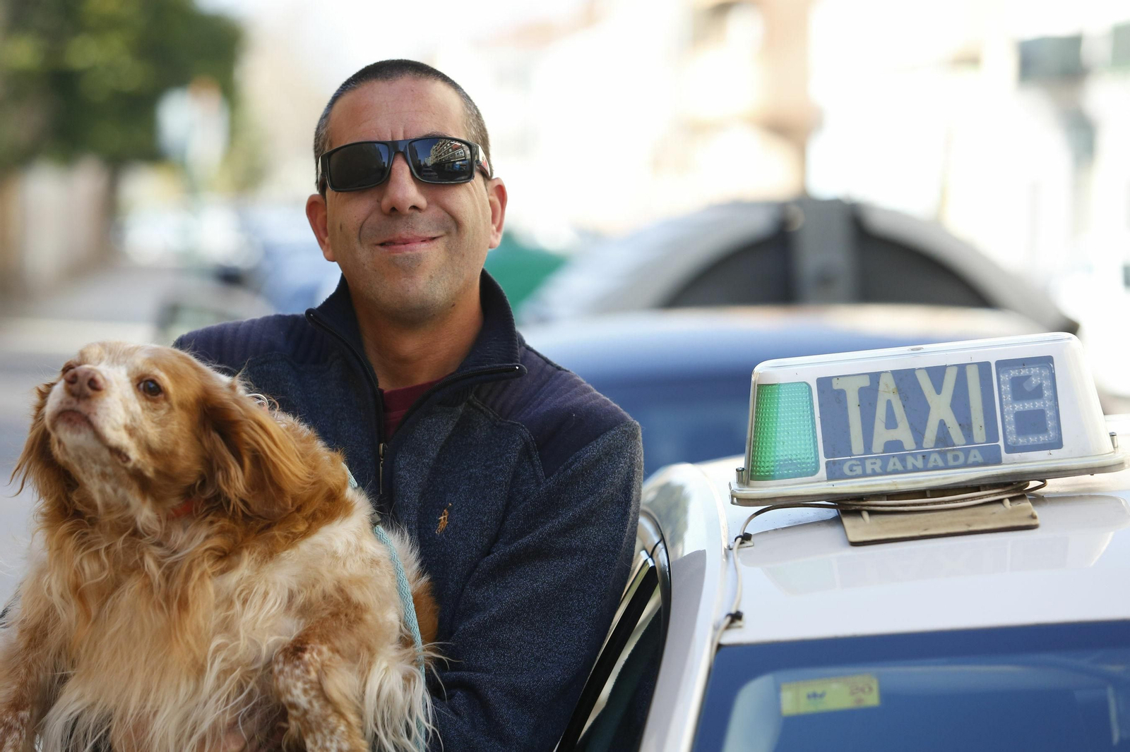 Iván García, promotor de Taxiguau en Granada, con Lelo.