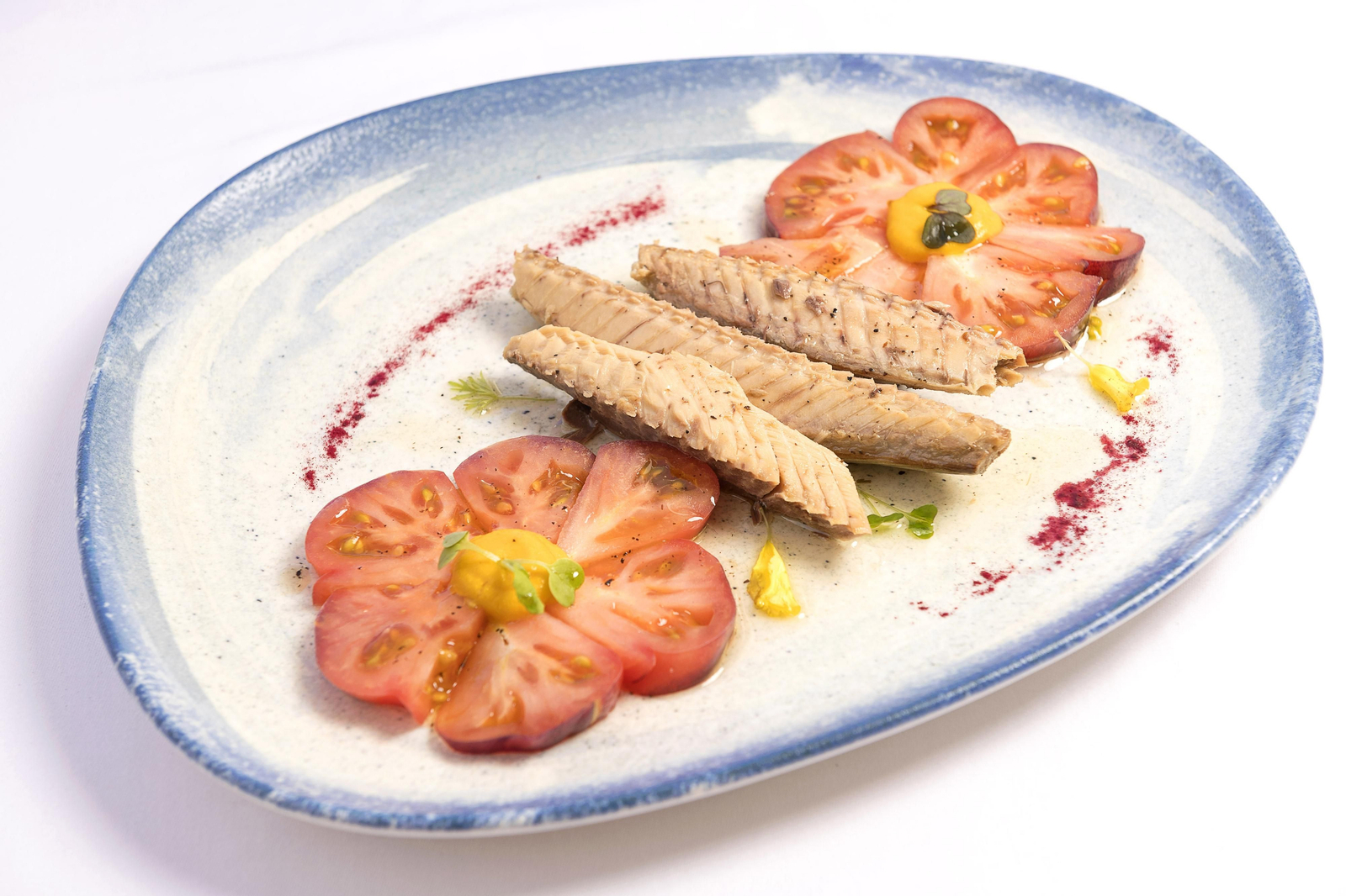 Tomate azul, lomos de caballa caleteras y cebolla roja encurtida