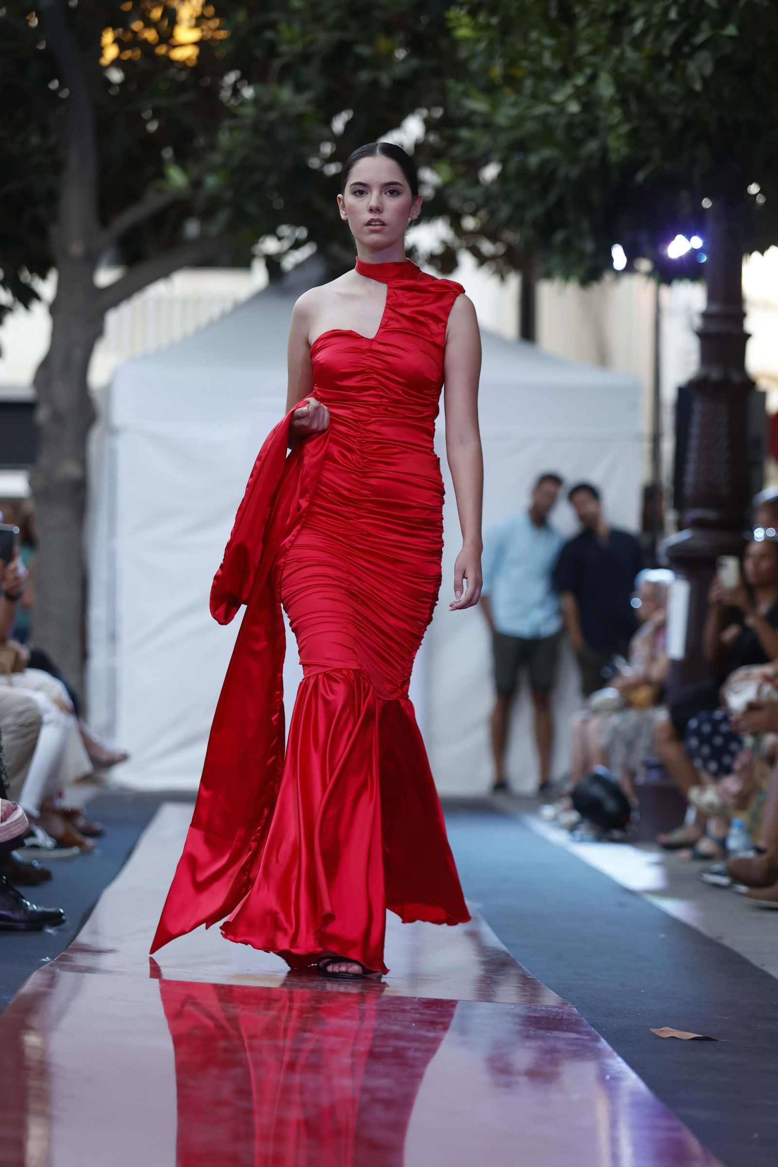 Las imágenes del Desfile de Jóvenes Diseñadores en la Plaza de la Magdalena