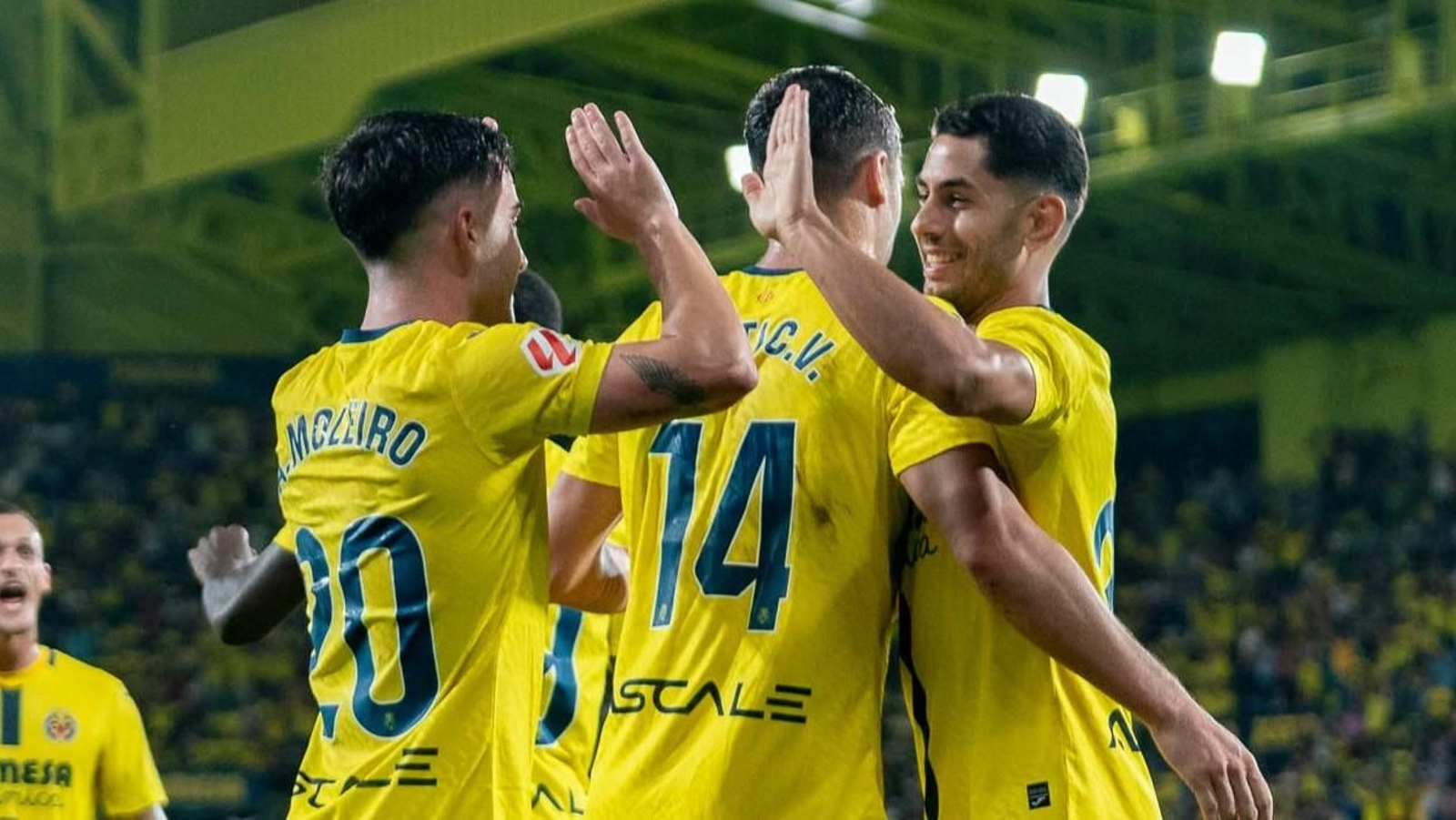 Moleiro, Ayoze Pérez y Santi Comesaña celebran un gol del Villarreal.