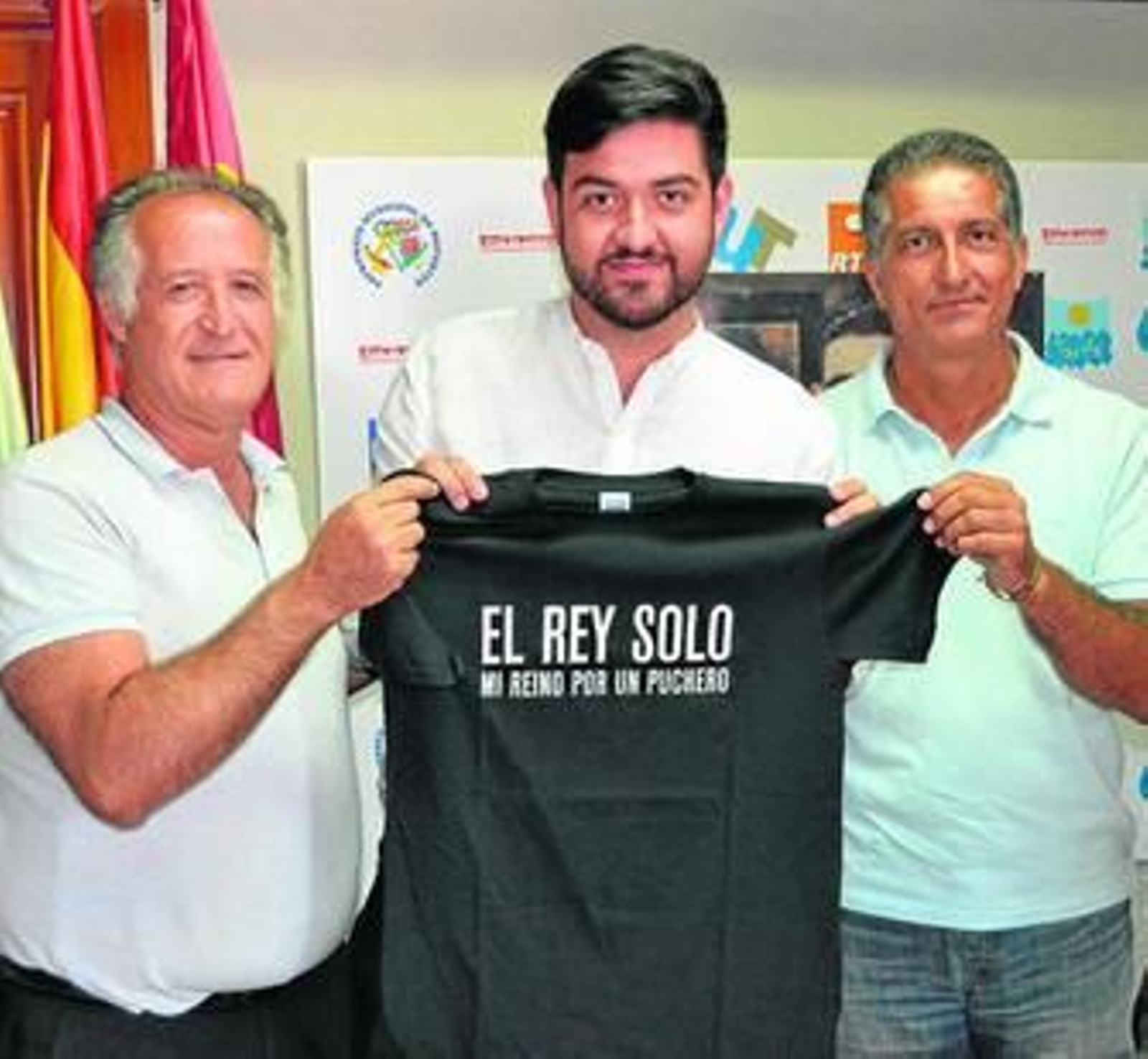 Imagen de Manu Sánchez, en medio, presentando su espectáculo.