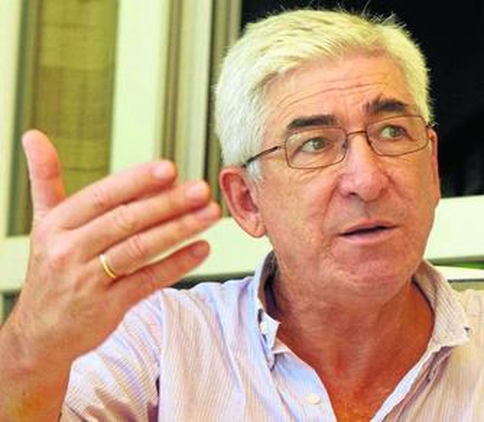 José Antonio Gómez Periñán gesticula durante la entrevista.