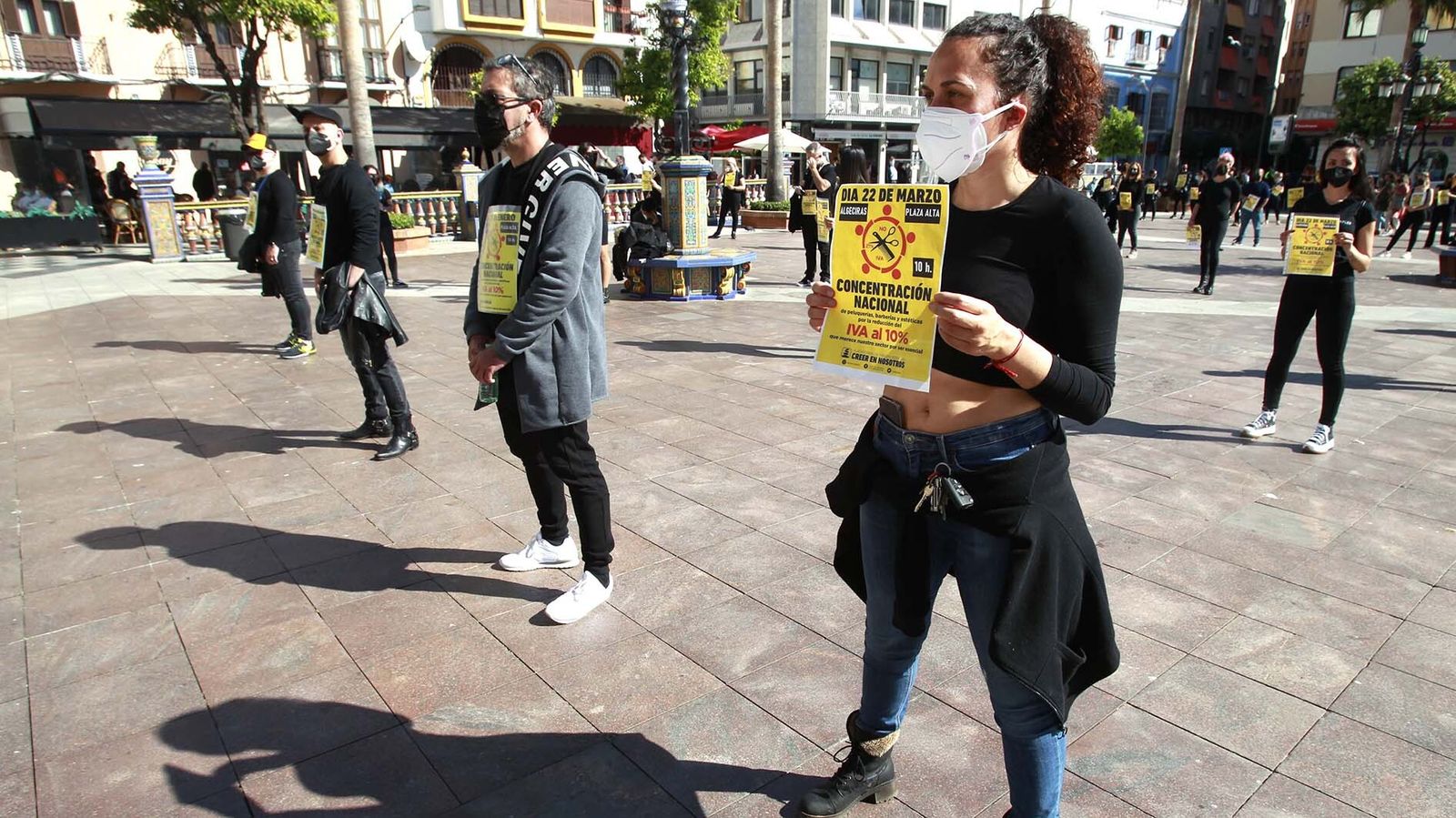 Las fotos de la protesta del sector de las peluquerías en Algeciras para exigir una bajada del IVA