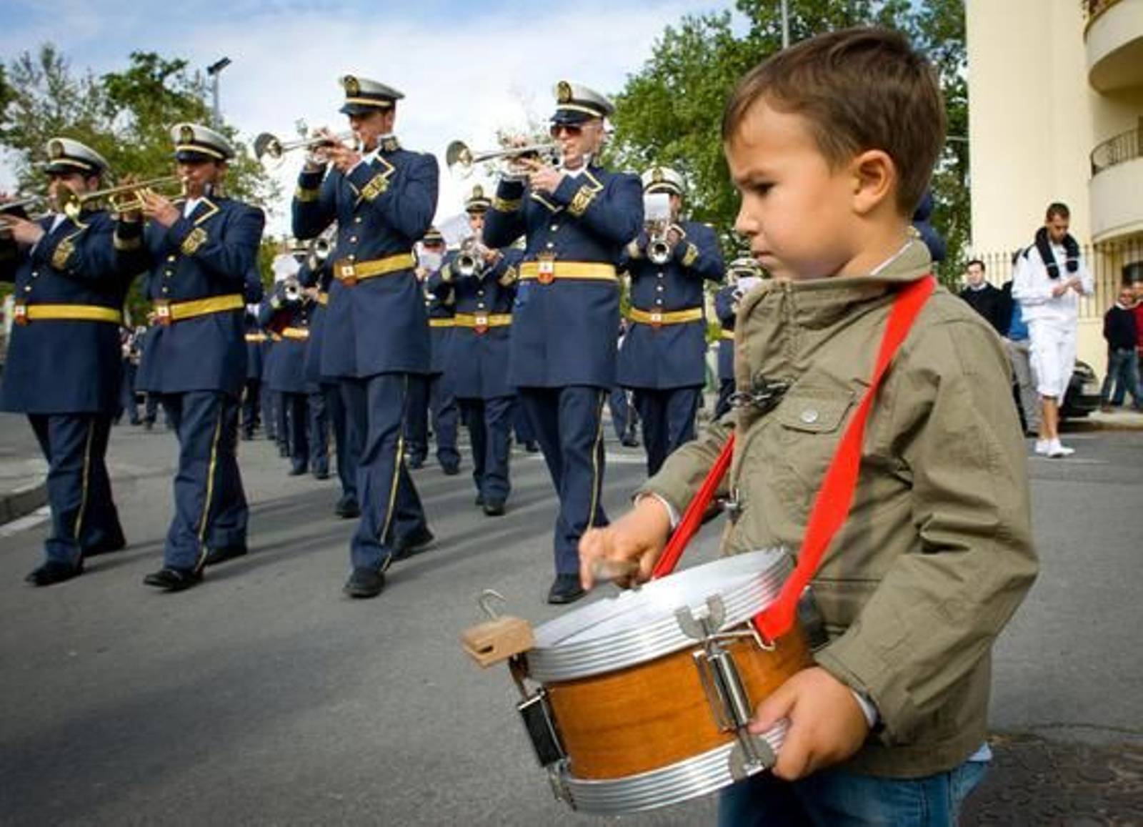 Presente y futuro. Un niño toca el tambor al paso de la agrupación que acompaña a María Santísima del Refugio.

Foto: Juan Carlos Toro