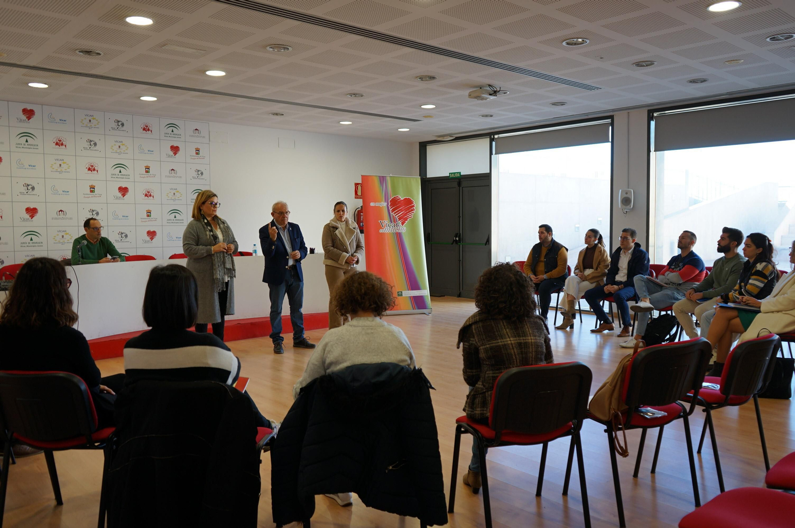 El alcalde de Vícar se dirige a los miembros de esta Comisión Municipal