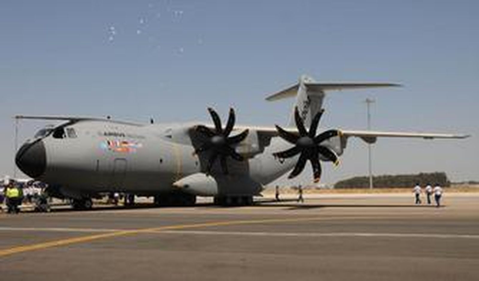 El avión de transporte miliar A400M, en la imagen durante su salida del hangar en junio, es el programa estrella de la aeronáutica andaluza.