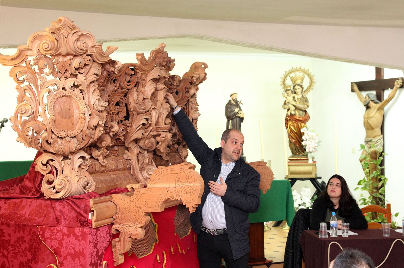 El tallista Francisco Verdugo junto a su trabajo del frontal del paso.