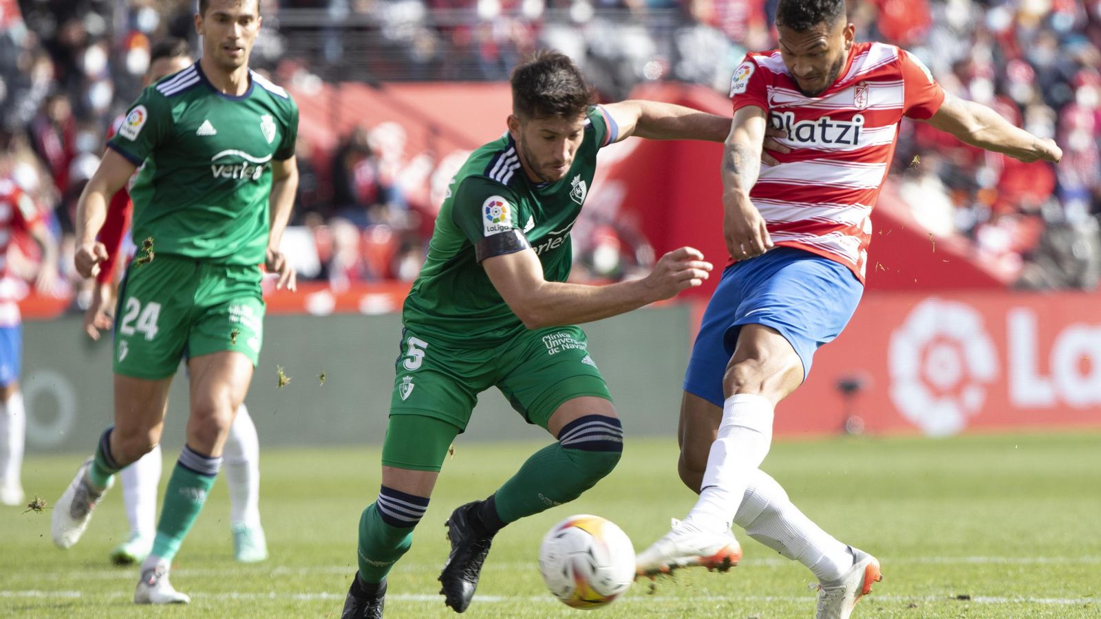 Luis Suárez trabajó pero tuvo pocas opciones de disparar.