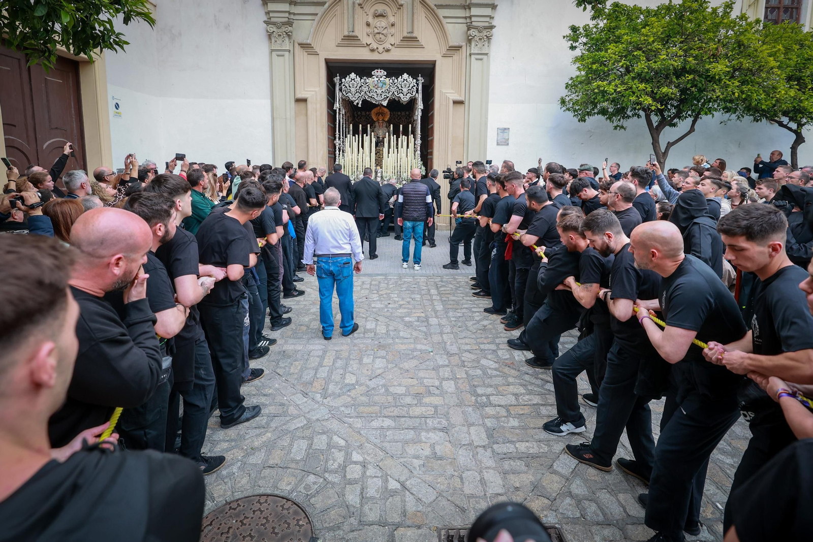 Imágenes de la salida de Vera Cruz en la Semana Santa de Cádiz 2025