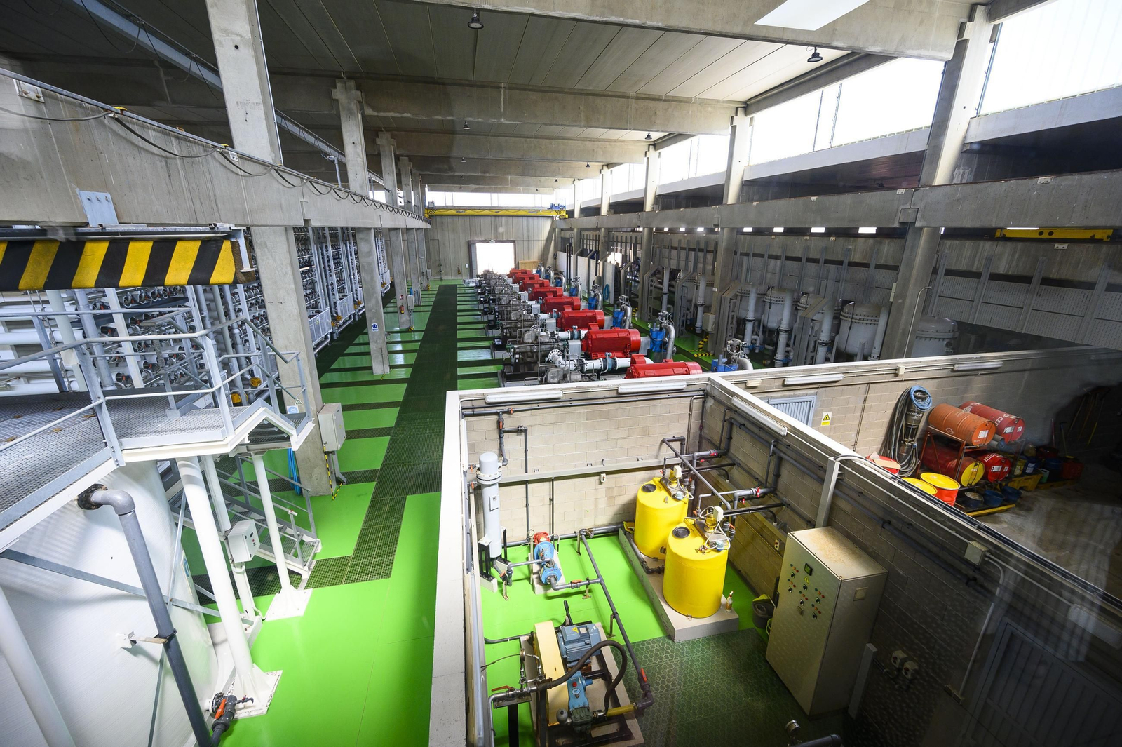 Interior de la planta desaladora de Almería. Interior de la planta desaladora de Almería.