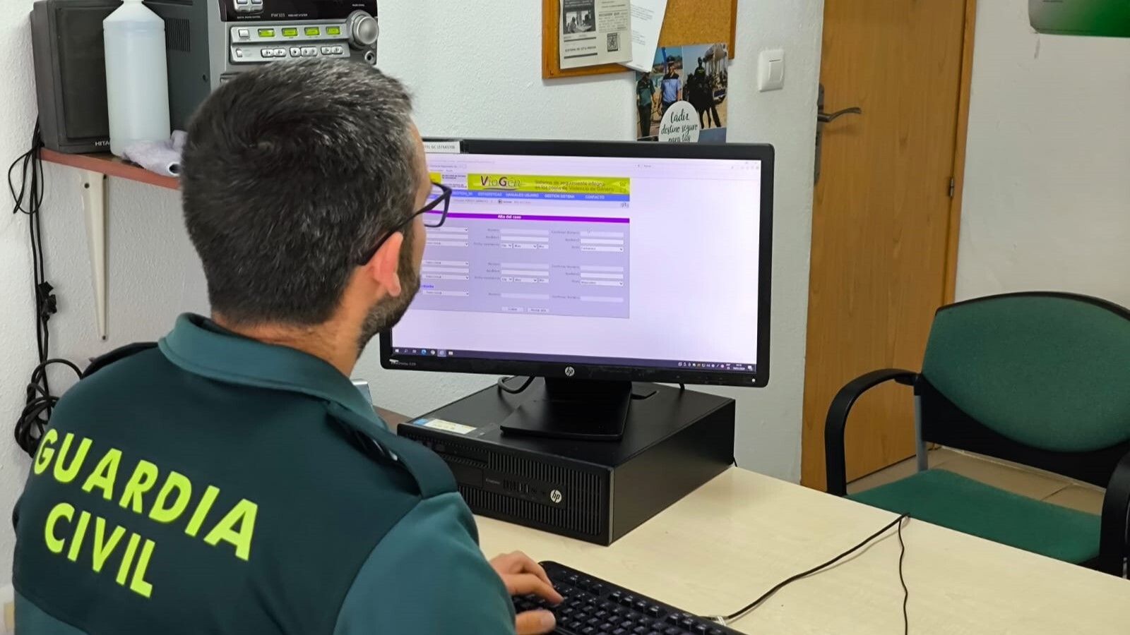 Un agente de la Guardia Civil trabajando con el sistema VioGén, destinado al seguimiento y protección de las víctimas de violencia de género.