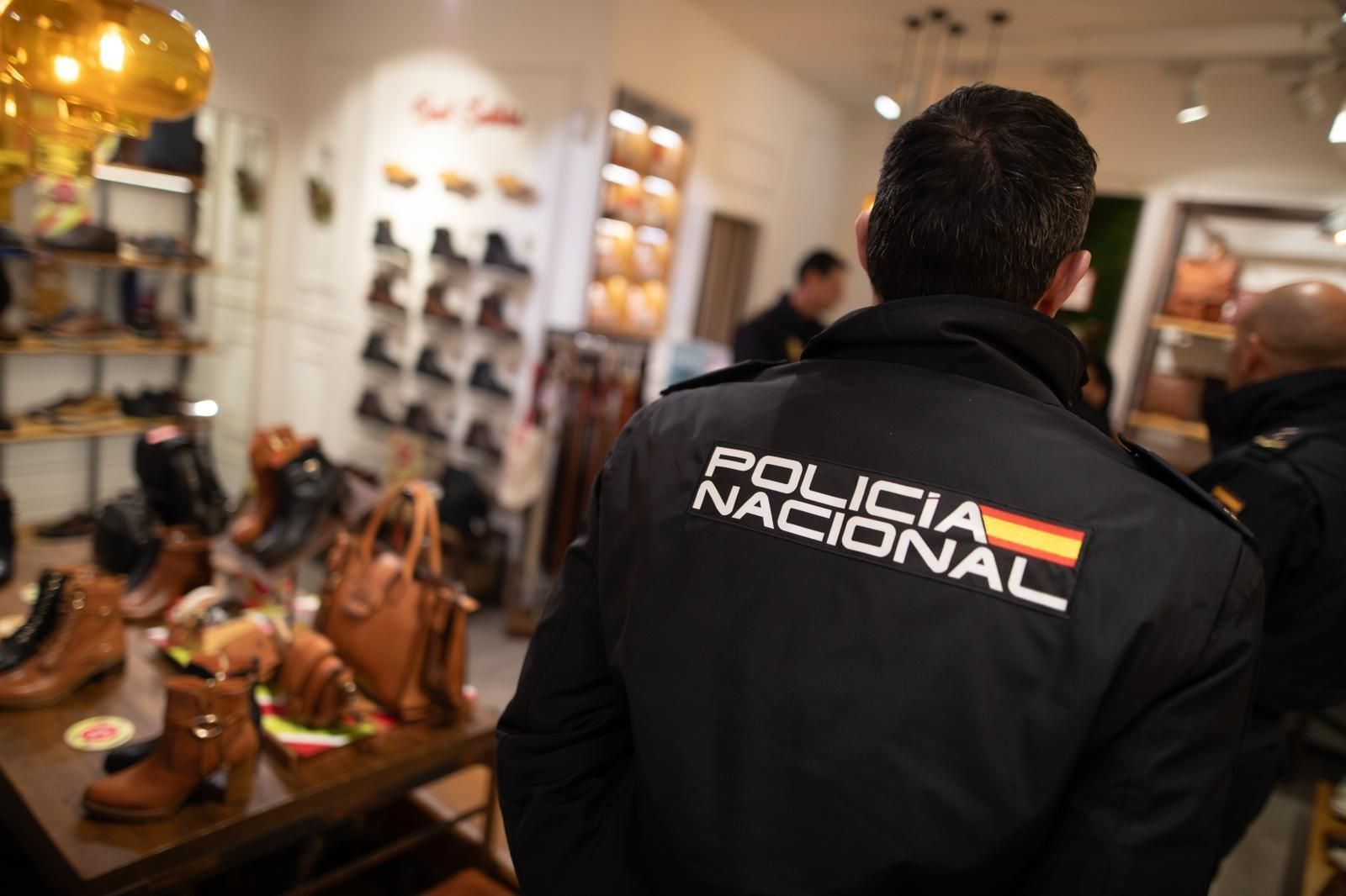 Un agente de Policía en el interior de un establecimiento del centro.