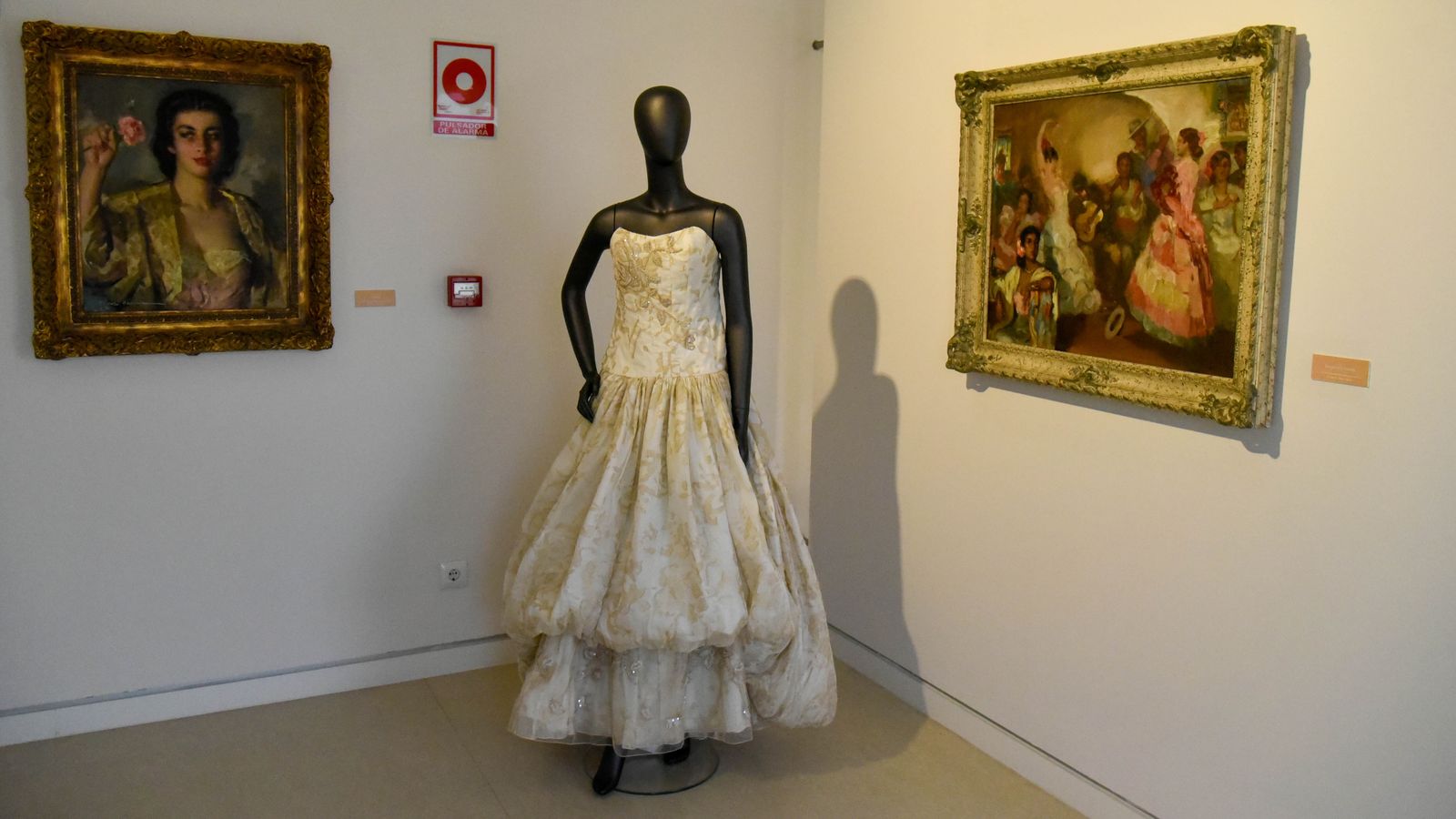 Exposición ' Vísteme: de la Alta Costura al Arte, 90 años de historia de la moda' en el Museo Cruz Herrera
