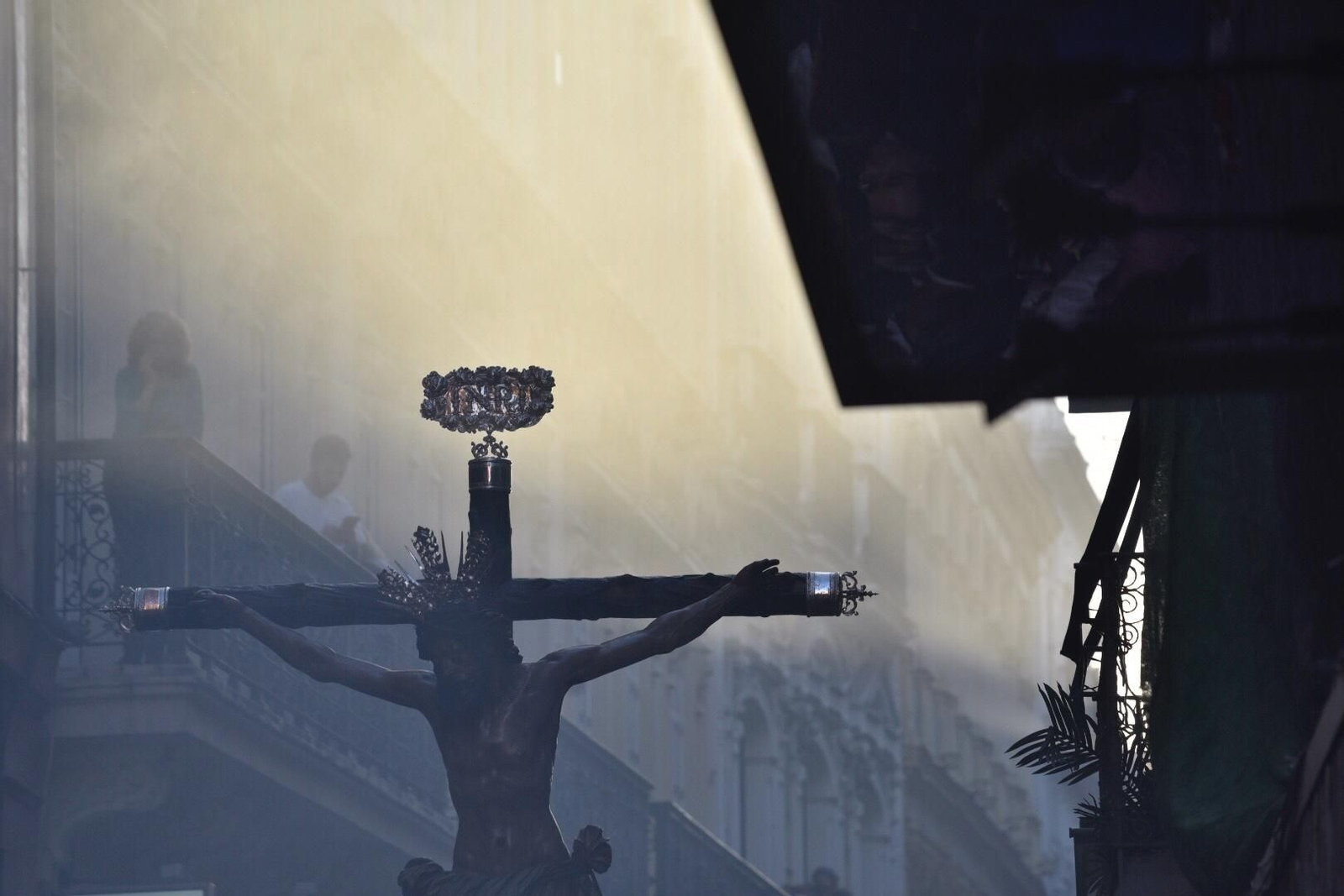 Las imágenes del Vía Crucis de las Cofradías de Sevilla con el Cristo de la Conversión de Montserrat