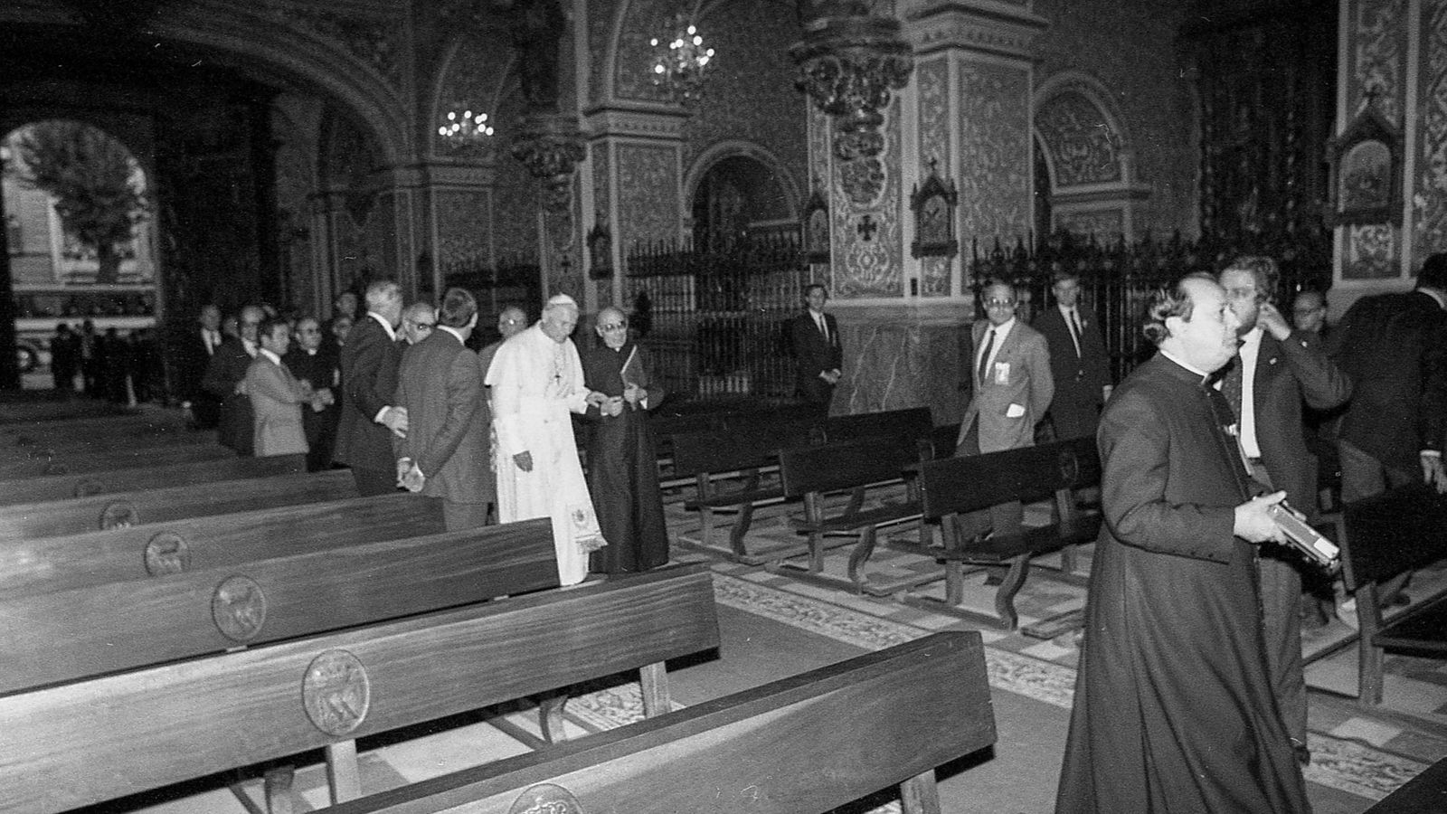 A la entrada de la basílica