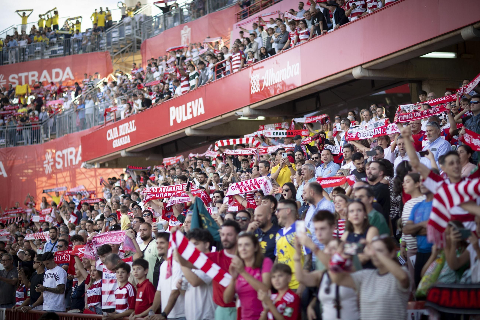 Aficionados del Granada el partido contra el Cádiz.