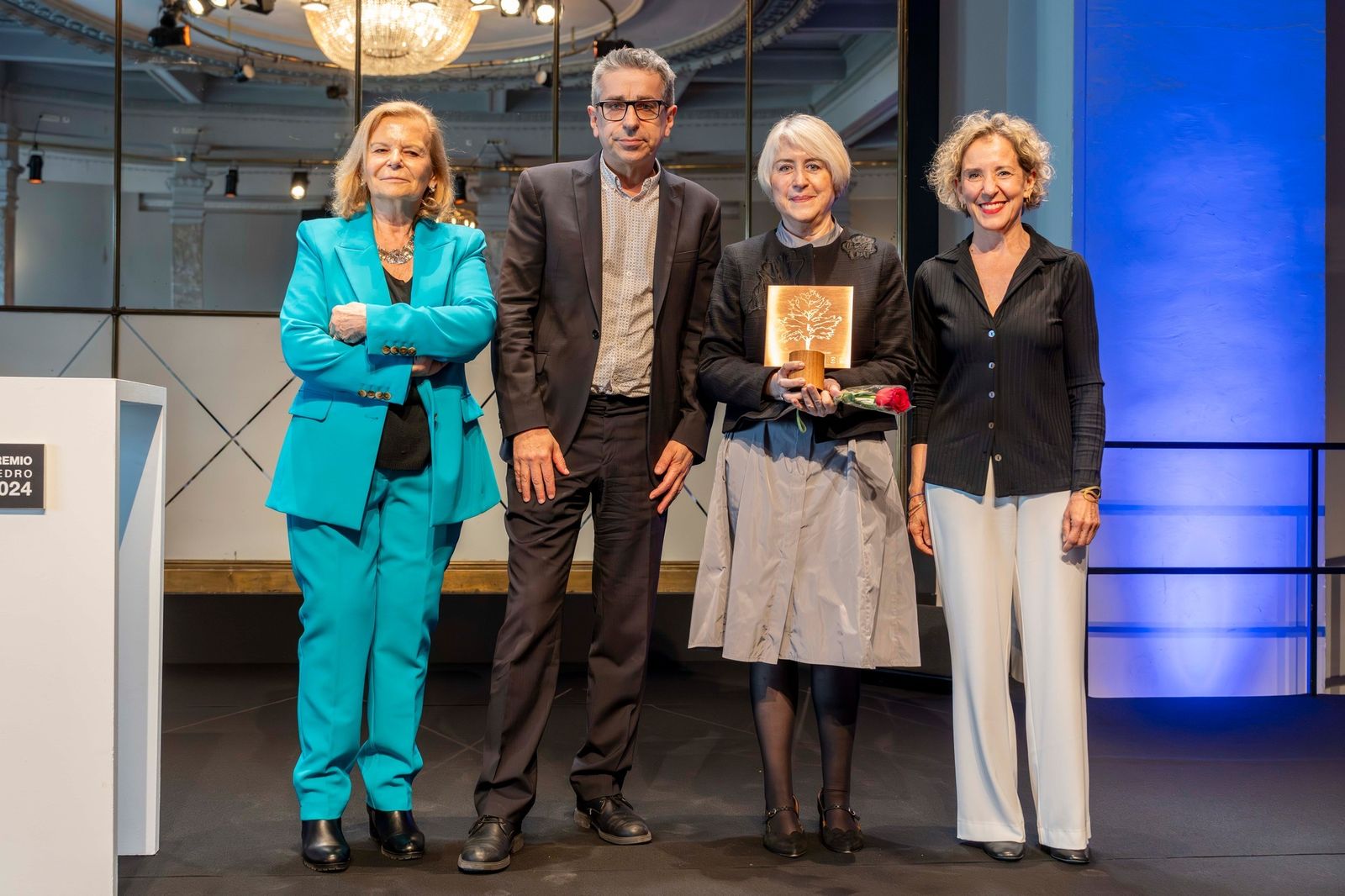 La presidenta de CEDRO, Carme Riera; el secretario de estado de Cultura Jordi Martí; la escritora Gemma Lienas; y la secretaria de estado de Igualdad, Aina Calvo, durante la entrega del premio