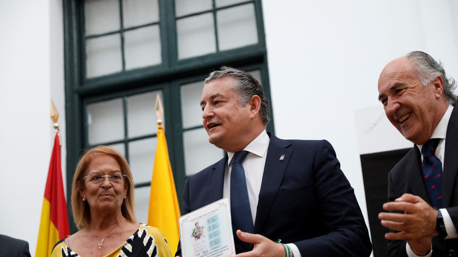 Sanz con la placa en presencia de Landaluce y Cid.